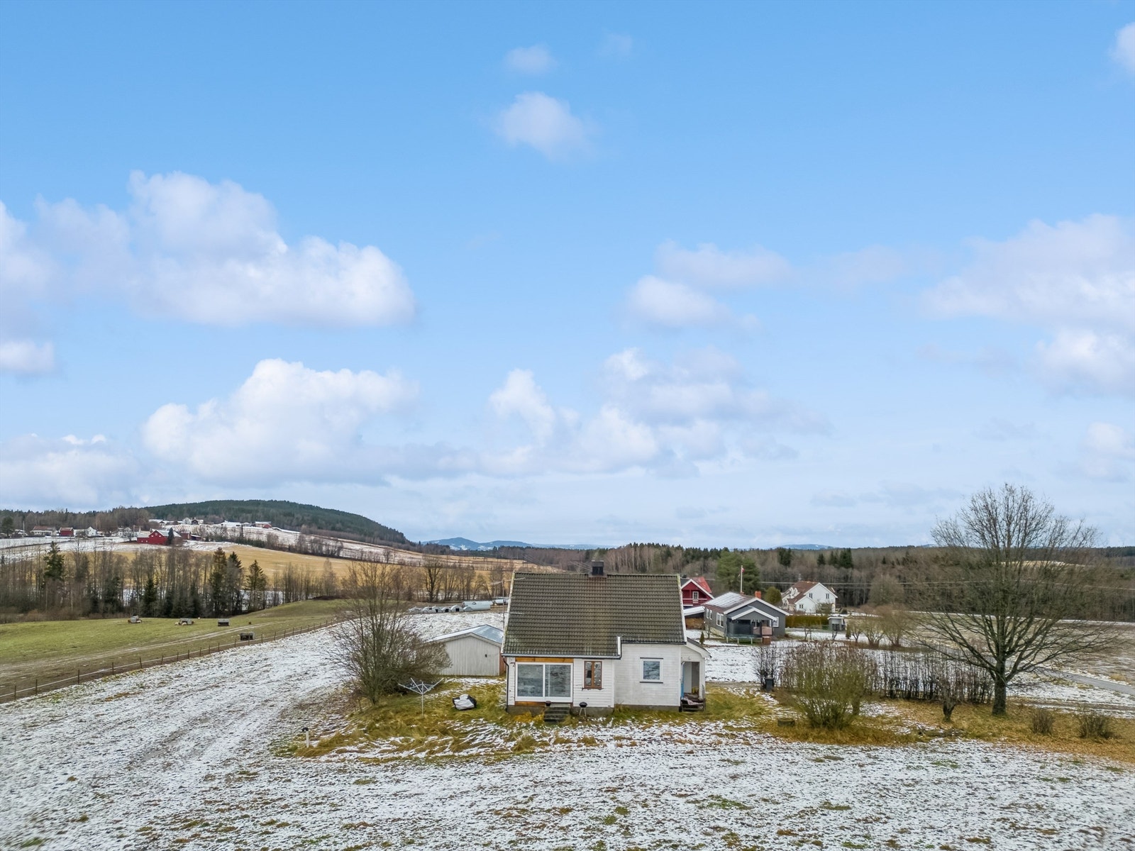 Landlig og usjenert, uten naboer tett på Galleribilde