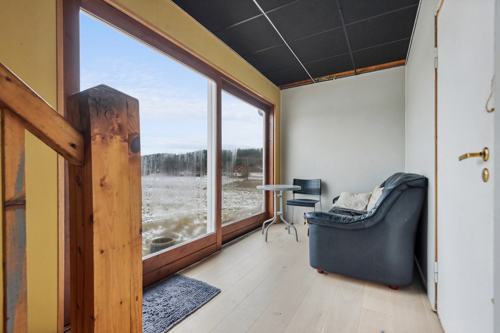 Innglasset terrasse. Det foreligger ikke byggetegning eller godkjenning på tilbygget/fasadeendringen. Galleribilde