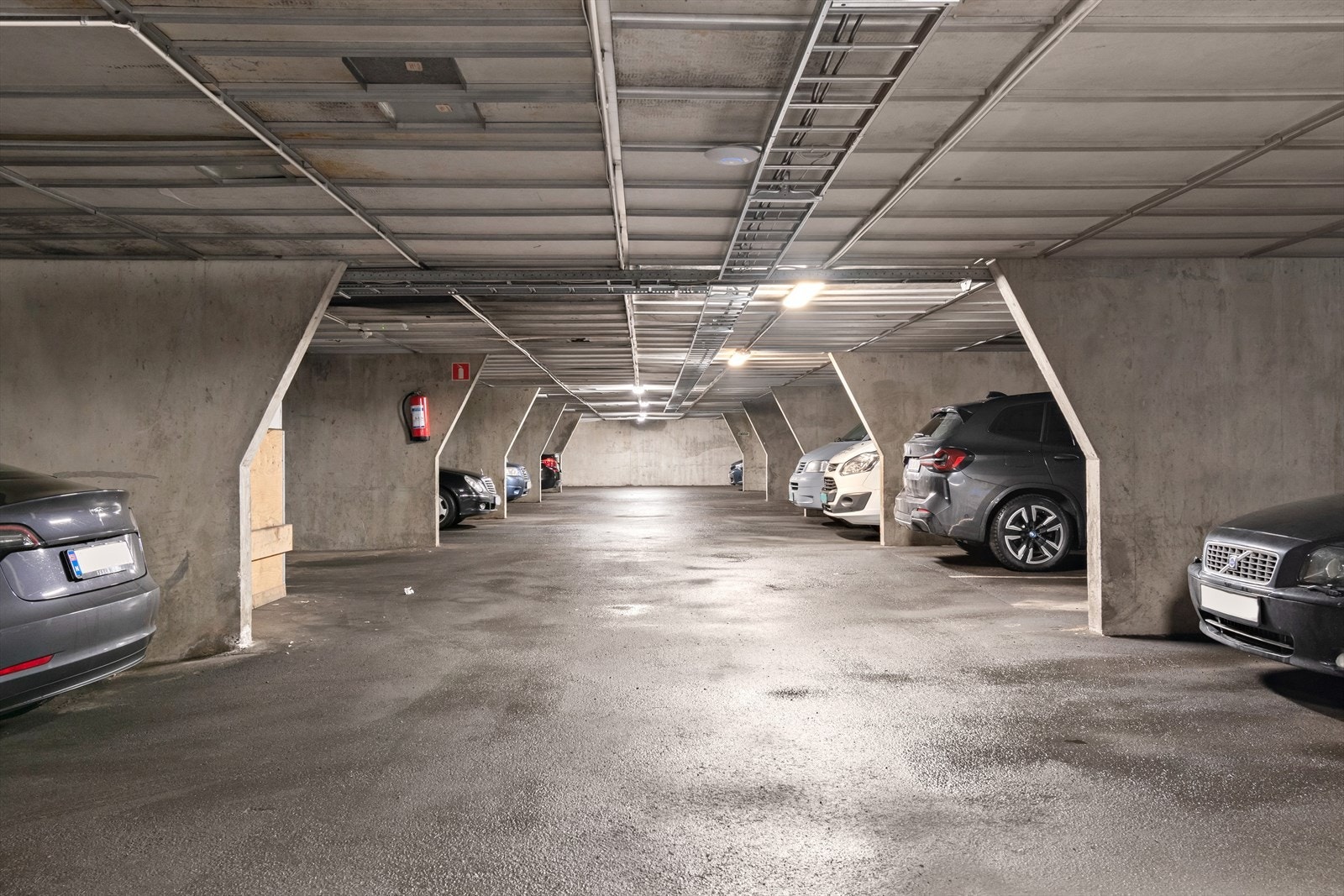 Det er mulig å leie garasjeplass i sameiets garasjekjeller. Pris kr. 750 pr. mnd. Heisen går ned til garasjen. Galleribilde