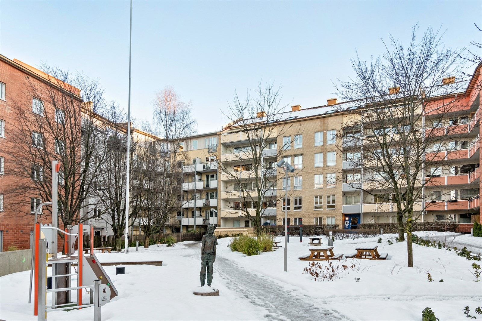 Gårdstun/bakgård som er avskjermet med port Galleribilde