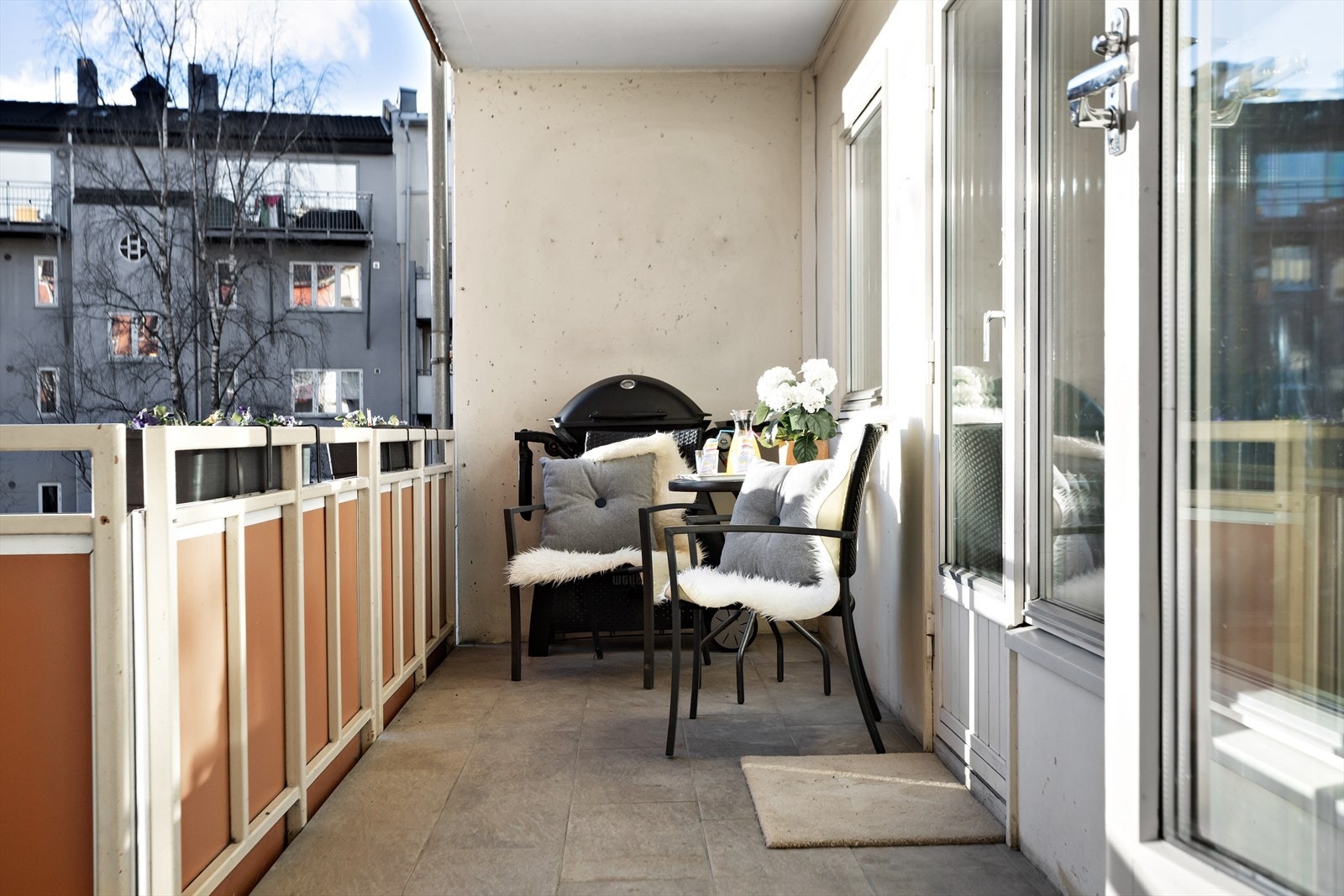 Balkongen har plass til både utemøbler og grill Galleribilde