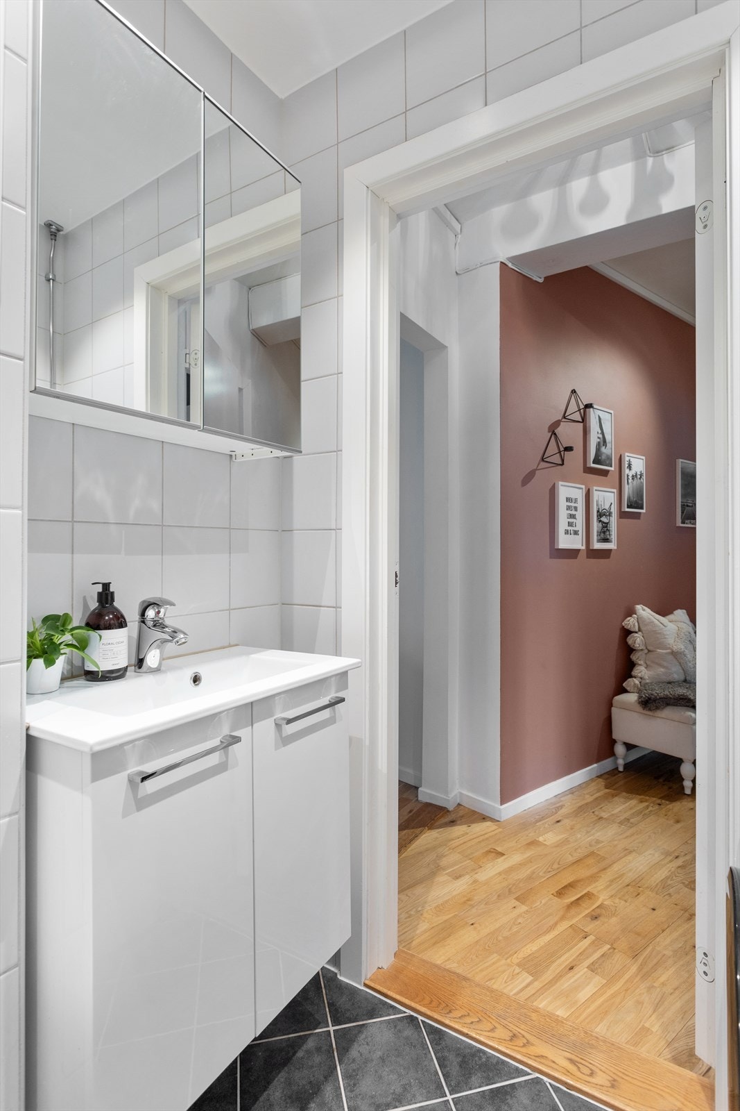 Flislagt bad med gulvvarme og opplegg for vaskemaskin. Galleribilde