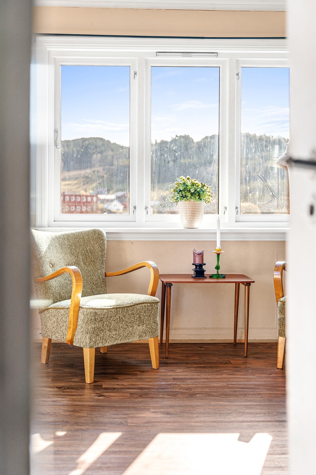 Oppholdsrommet er to-delt med både stue og spisestue. Galleribilde