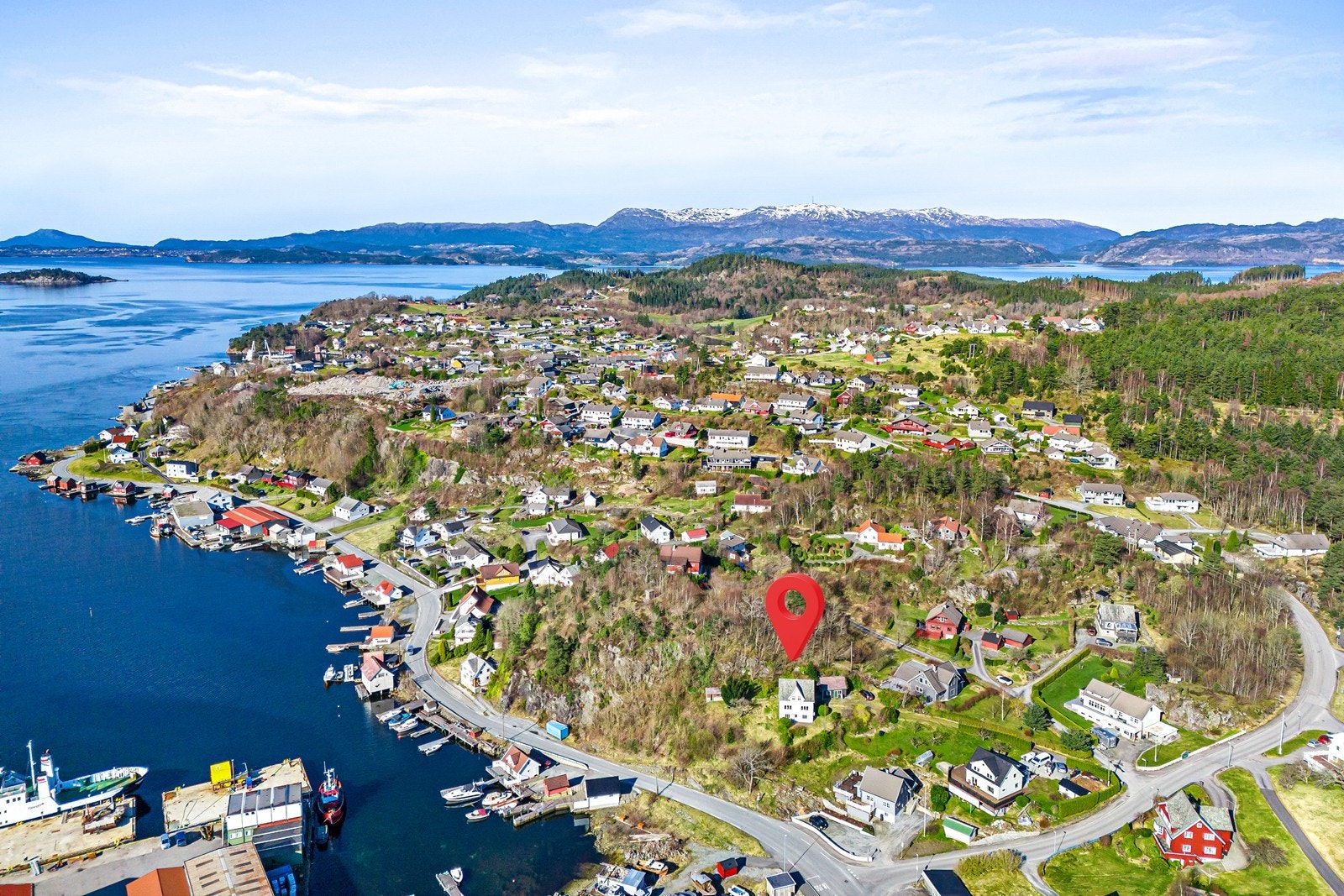Her bor du i landlige og rolige omgivelser, samtidig som man har gangavstand til både skole og barnehage. Galleribilde