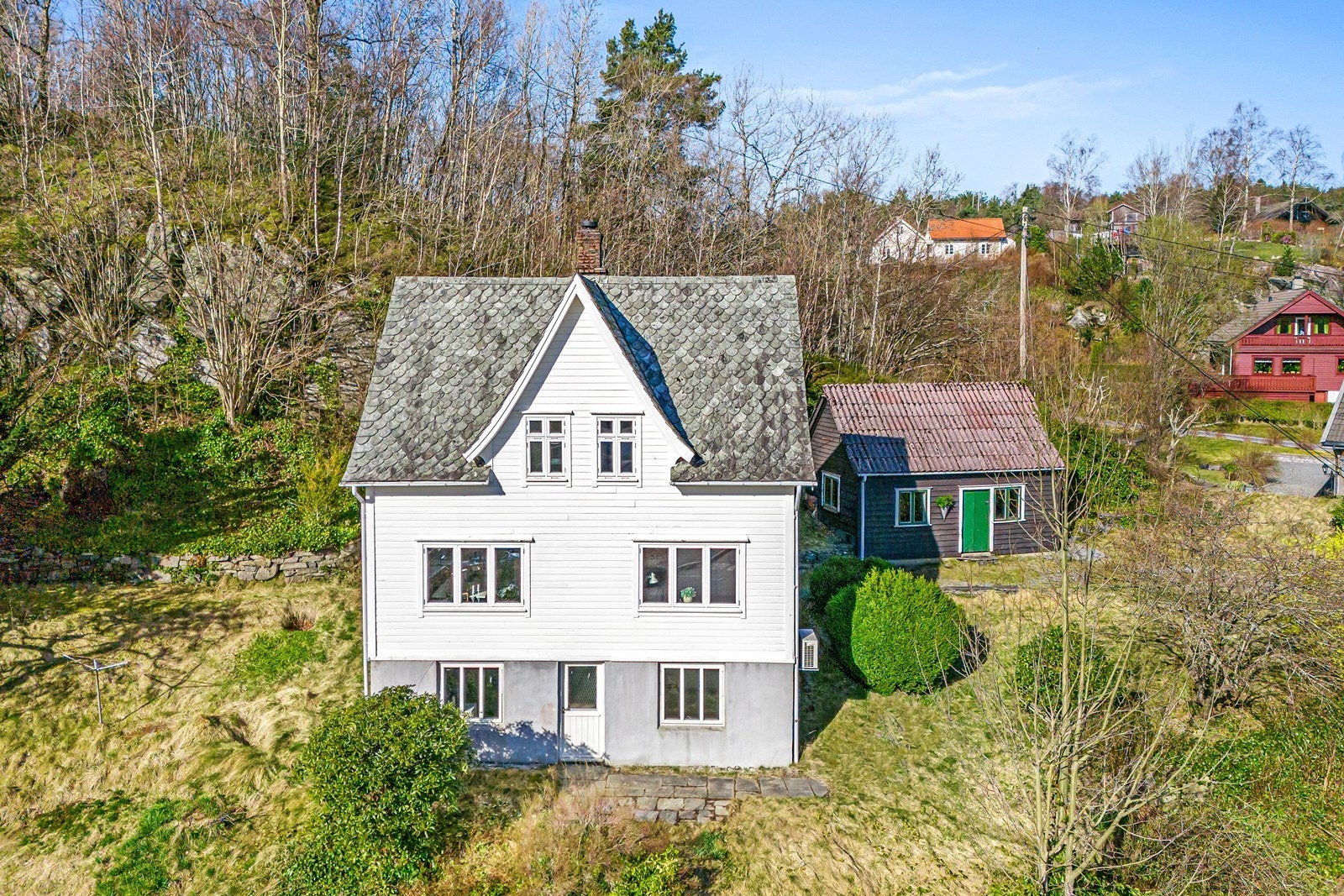 Fra tomten er det fin sjøutsikt og normalt gode solforhold. Galleribilde