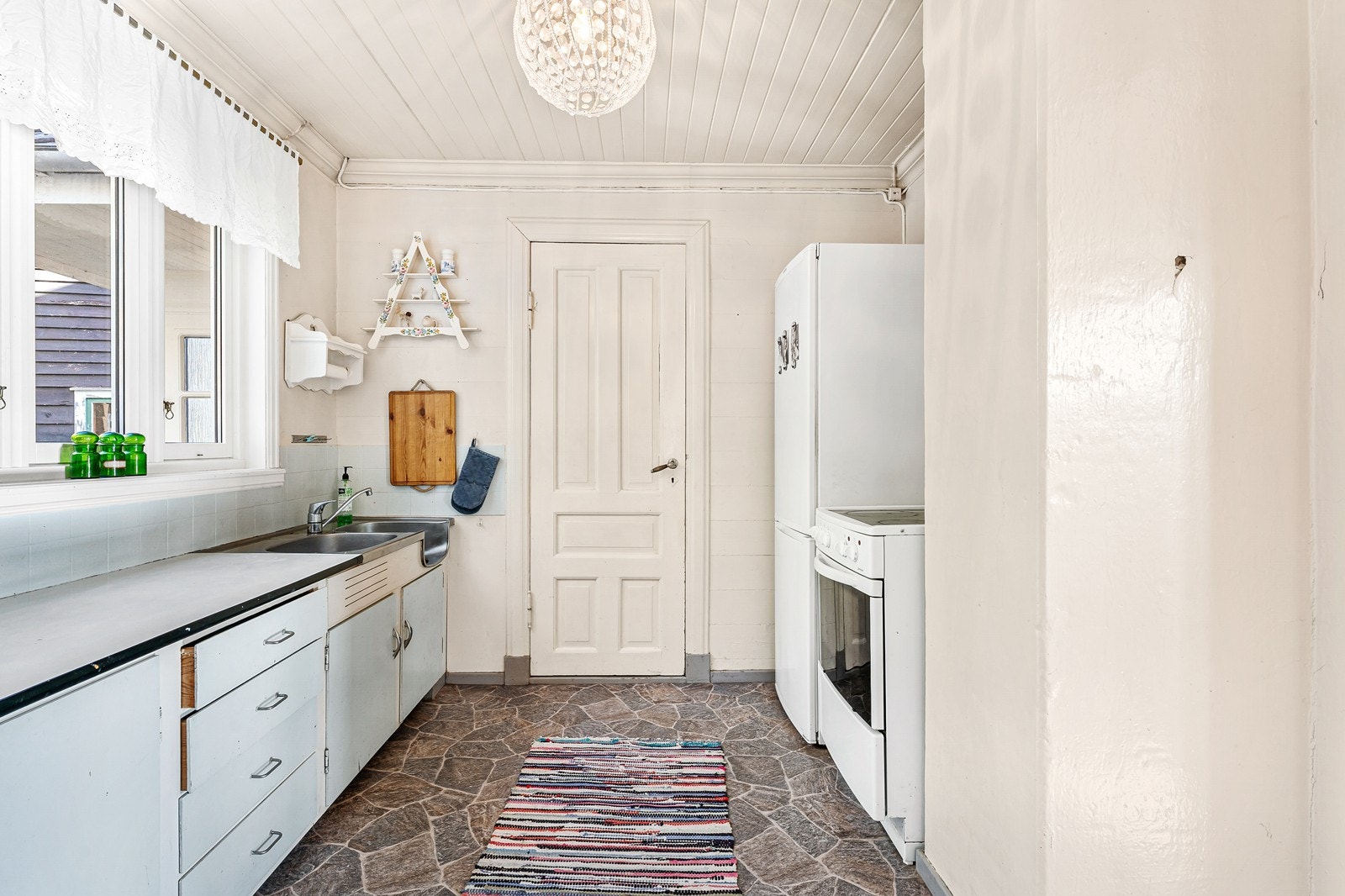 Det er utrustet med kjøl/fryseskap og komfyr. Galleribilde