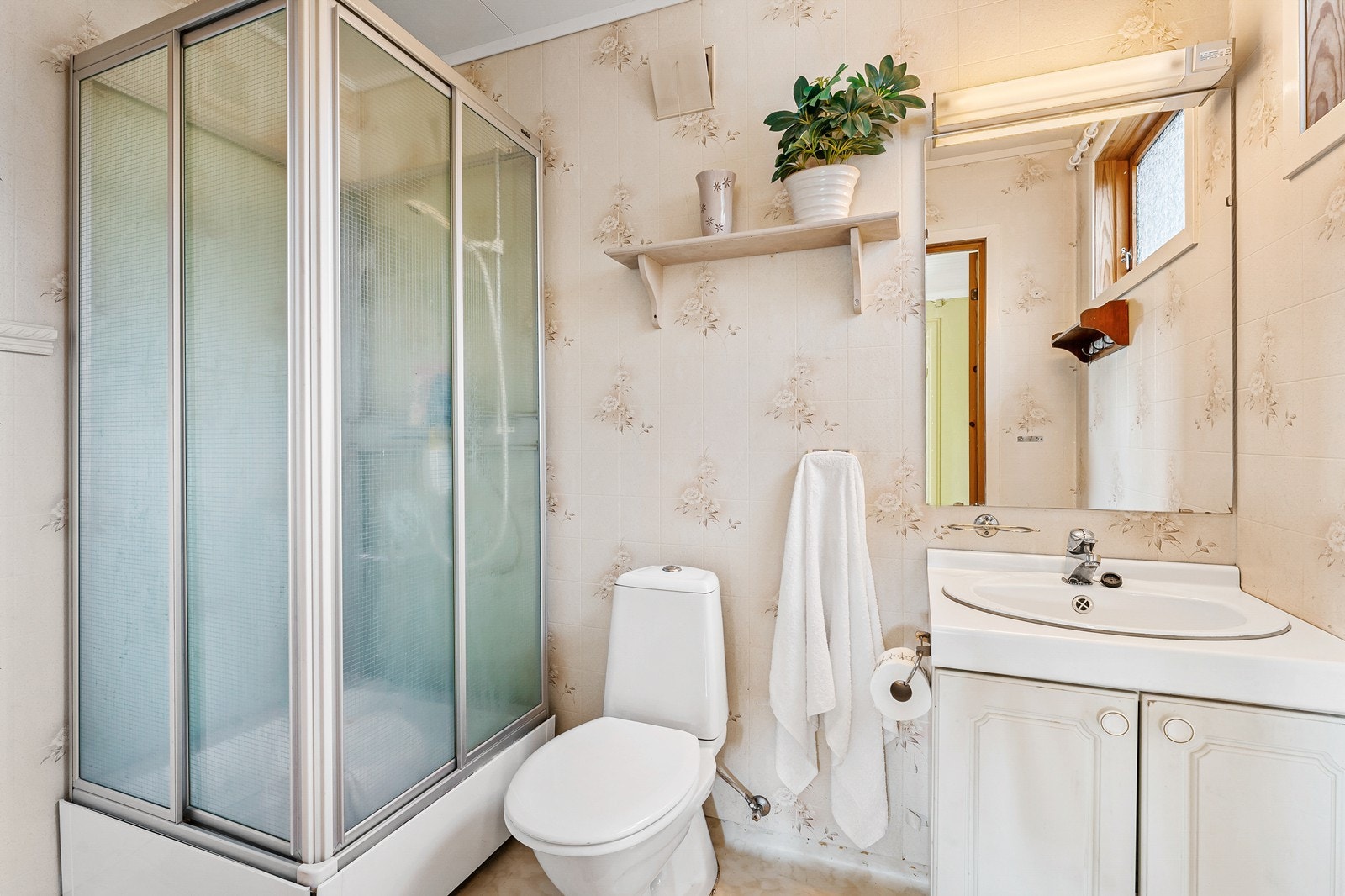 Badet har gulvbelegg med varmekabler, baderomstapet på vegger og himlingsplater i taket. Galleribilde
