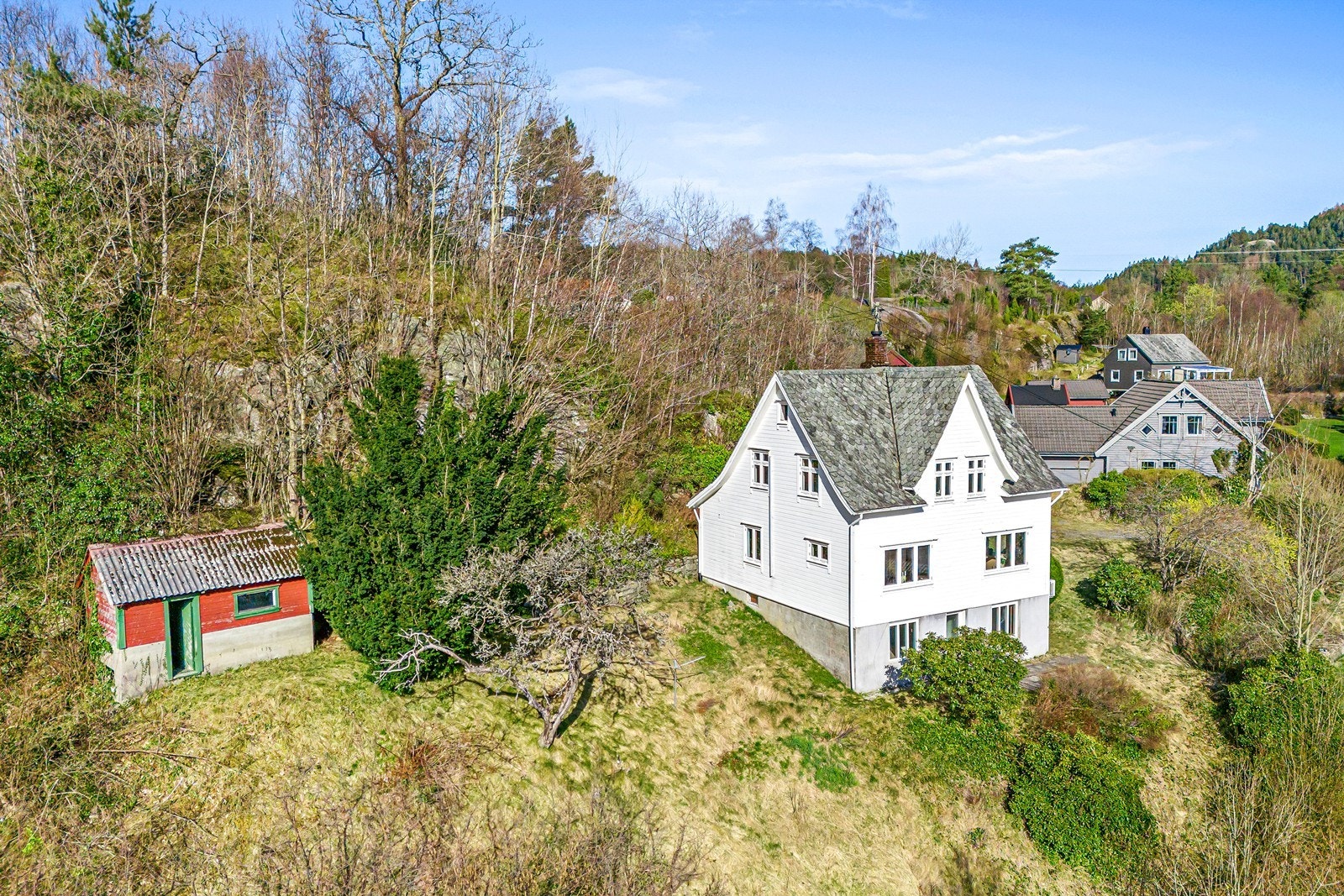 På eiendommen finnes også to uthus med flere potensielle bruksmuligheter. Galleribilde