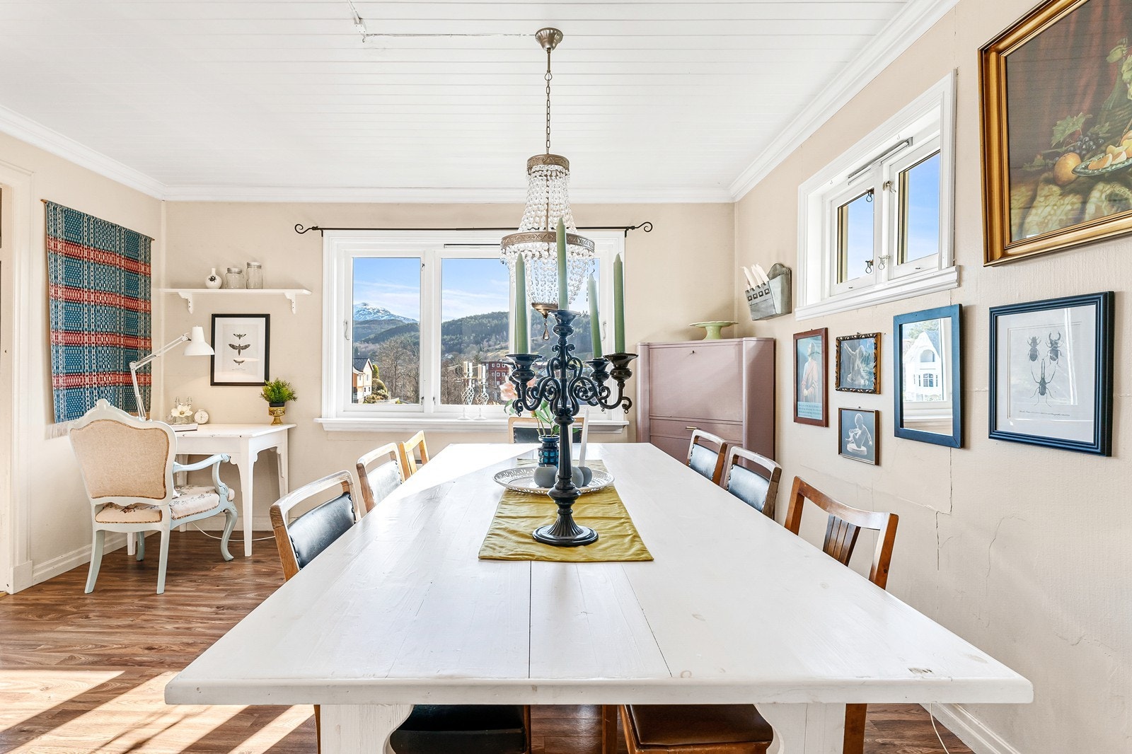 God plass til stort spisebord med plass til mange gjester. Galleribilde