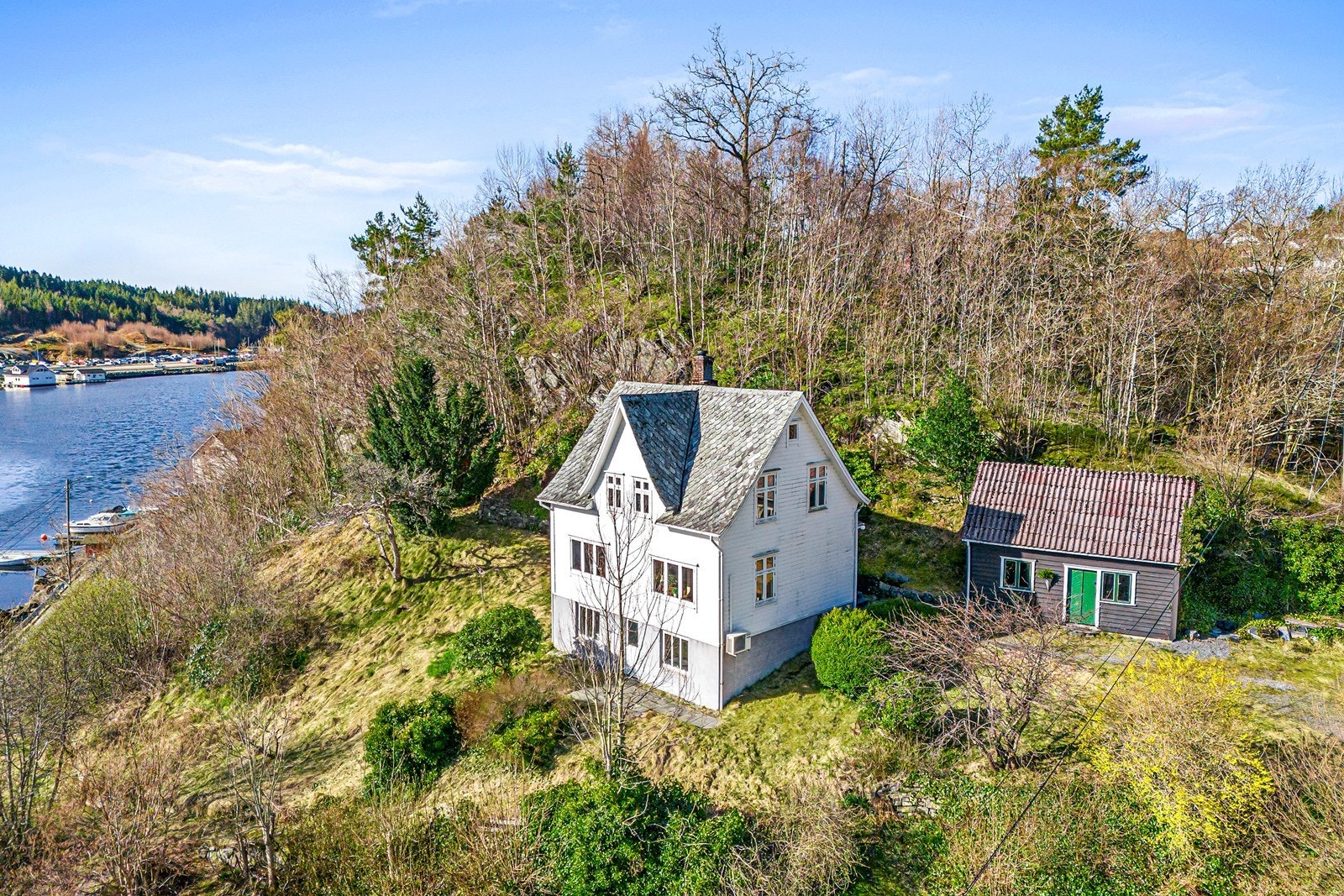 En trivelig og sjarmerende eiendom med fin beliggenhet på Sunde. Galleribilde
