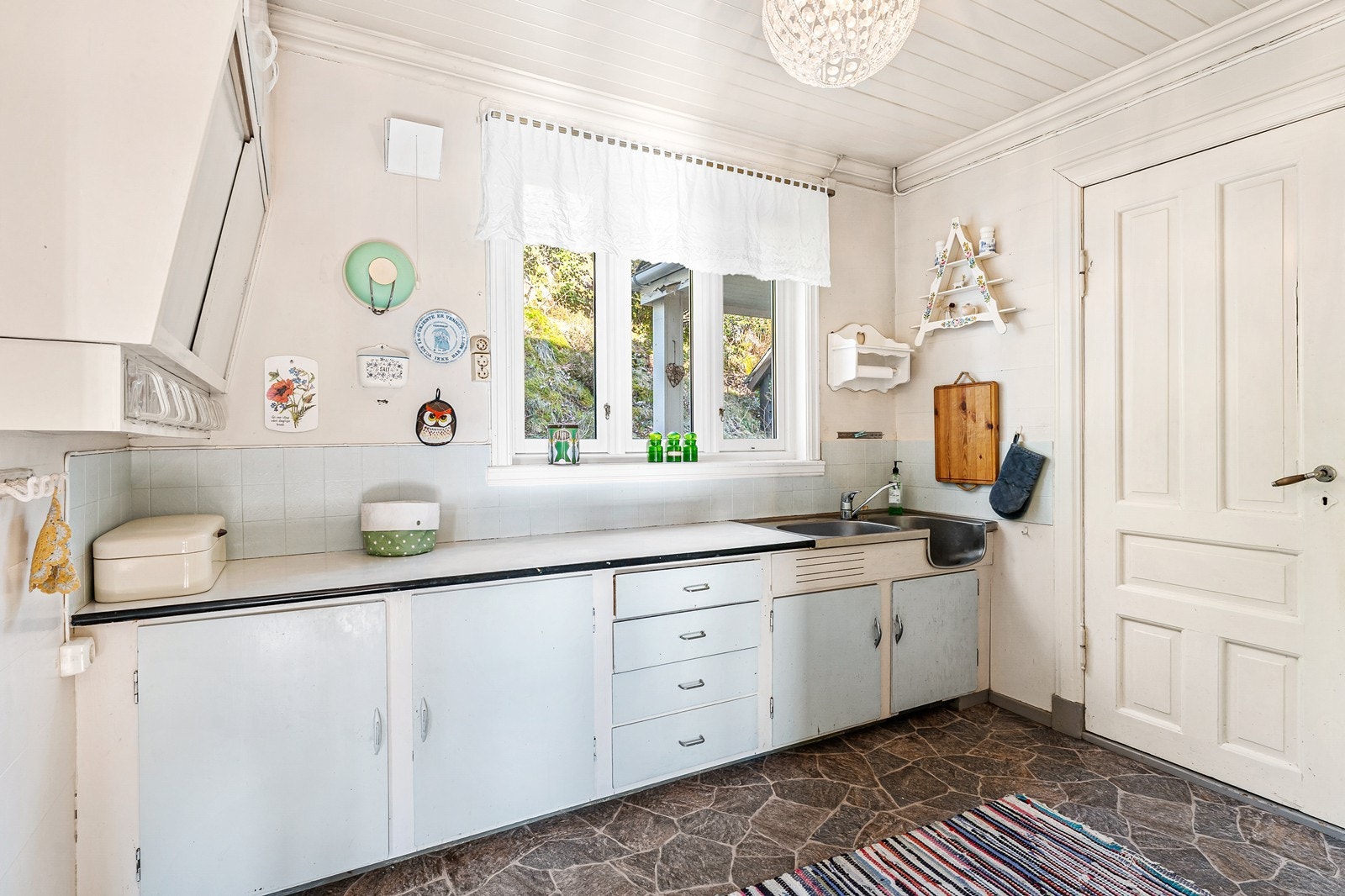 Kjøkkenet har innredning med glatte fronter og benkeplate er av laminat. Galleribilde