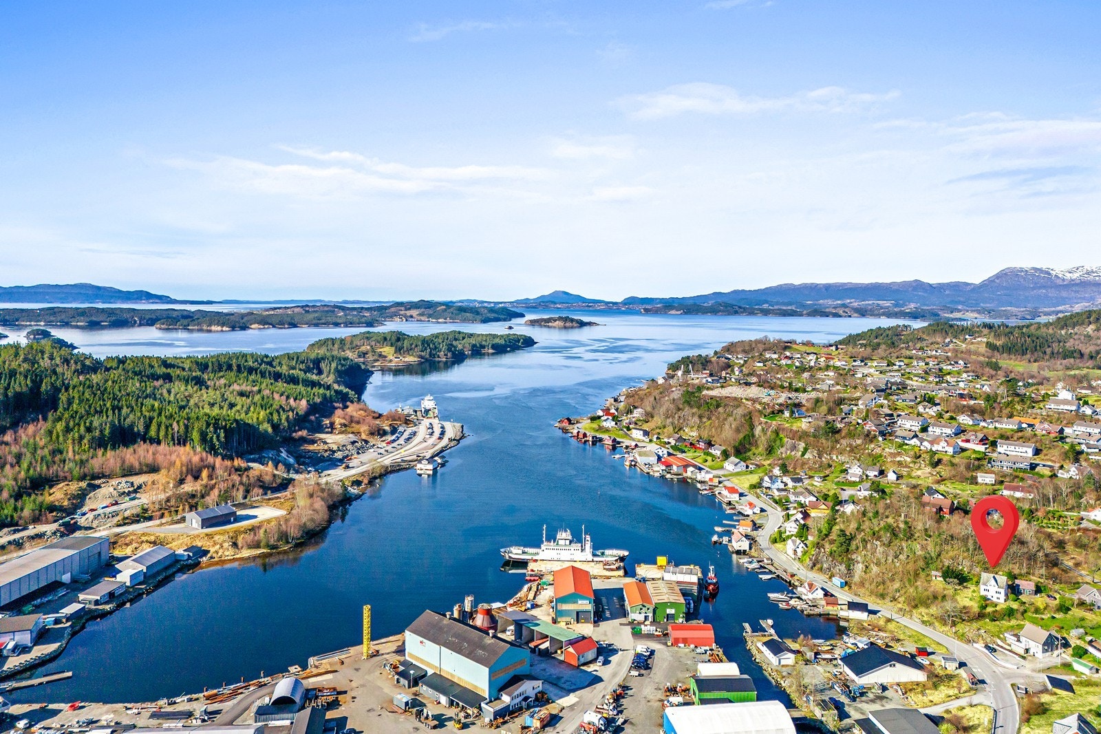 Kort avstand til flere arbeidsplasser/industriområde og ikke minst servicetilbudene i Husnes. Galleribilde
