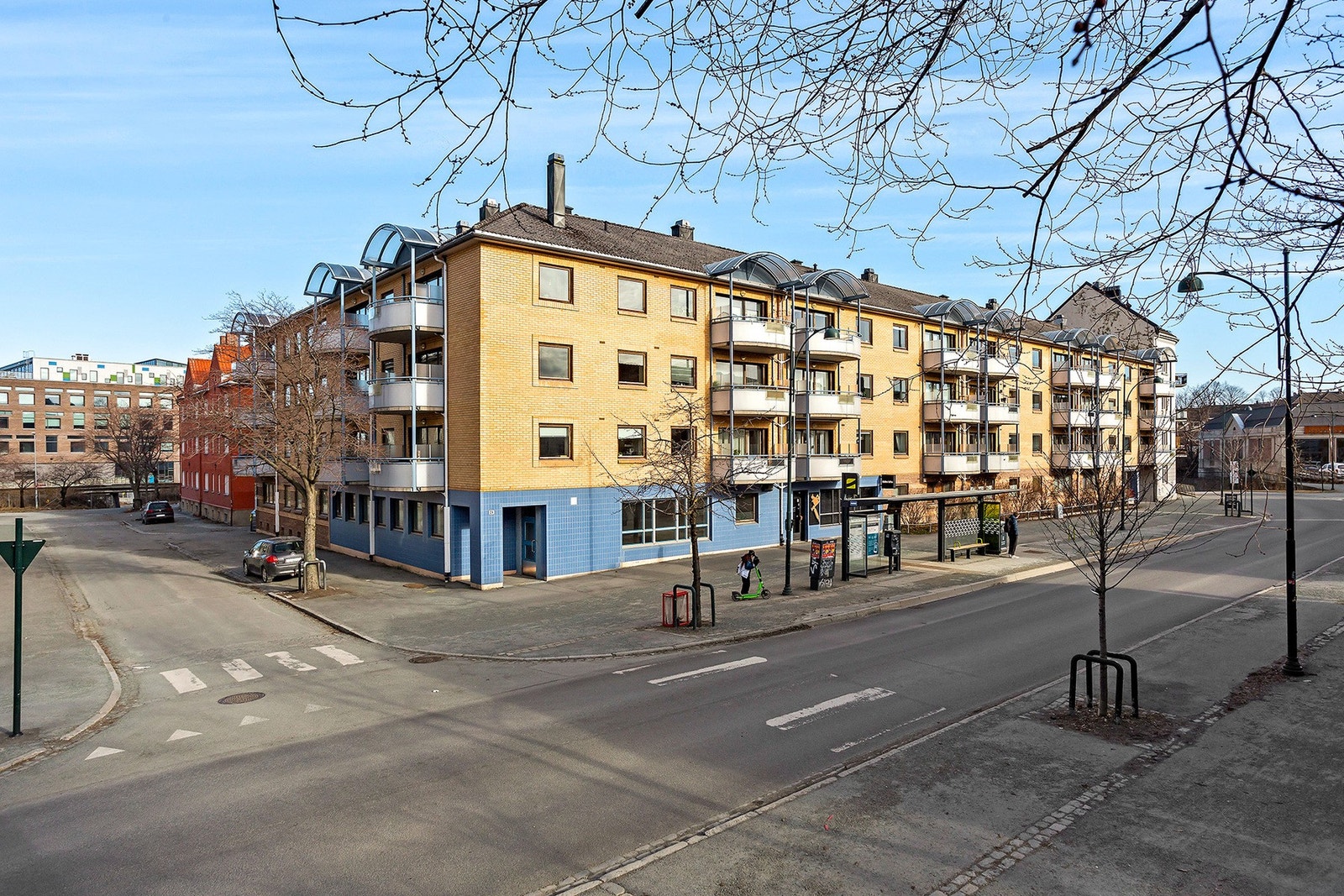 Meget lettvint beliggenhet hvor du har holdeplass like utenfor. I tillegg ligger du midt mellom Lade og Solsiden slik at du har "alt" i nærheten. Galleribilde