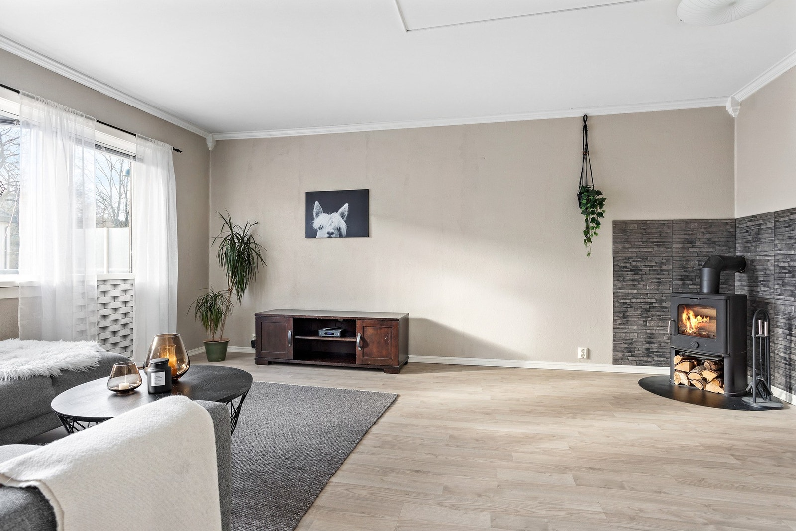 De månedlige felleskostnadene er på 4674,- i mnd. og dekker renter, avdrag, driftsdel og tv/internett. Galleribilde