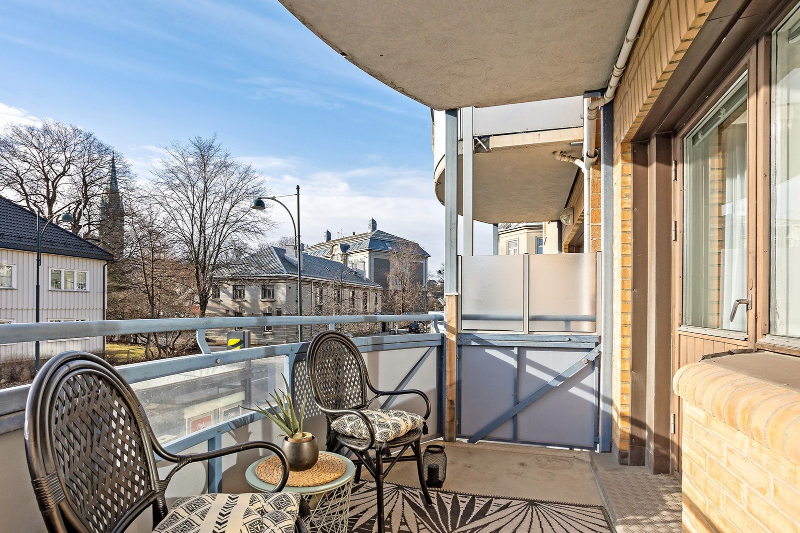 Den sørøst-vendte balkongen har plass til div. utemøbler og grill om ønskelig. Galleribilde