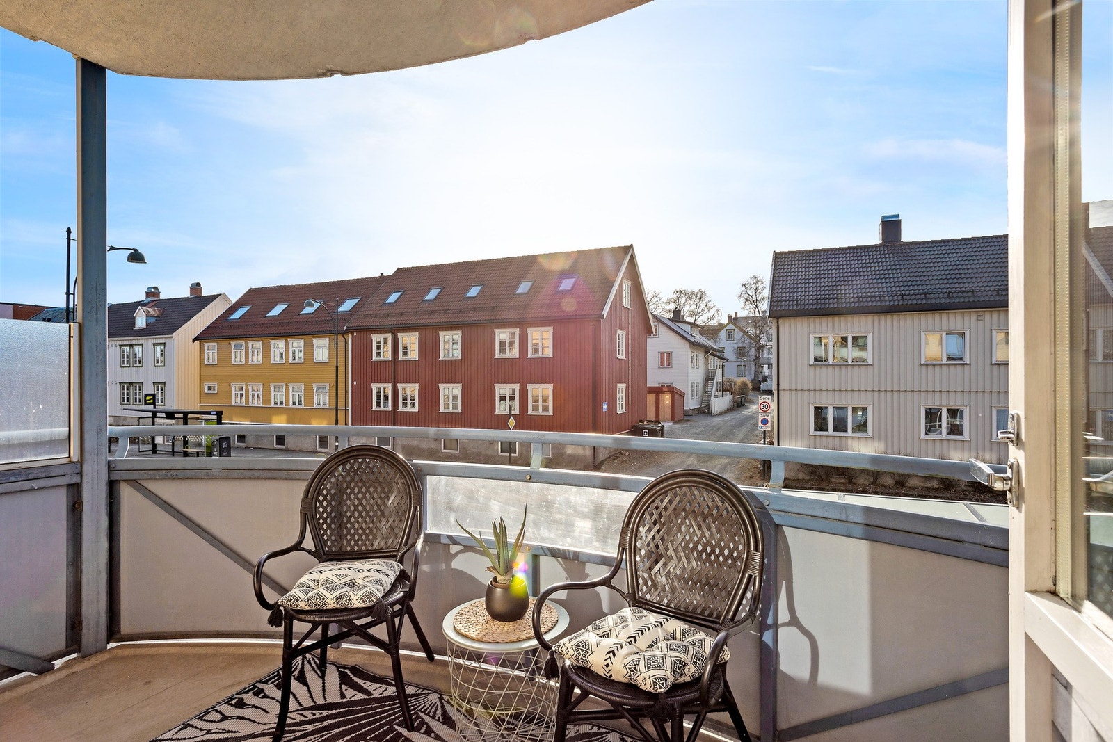 Balkongen på 6 kvm fungerer som en naturlig forlengelse av stuen på sommerdagene. Galleribilde