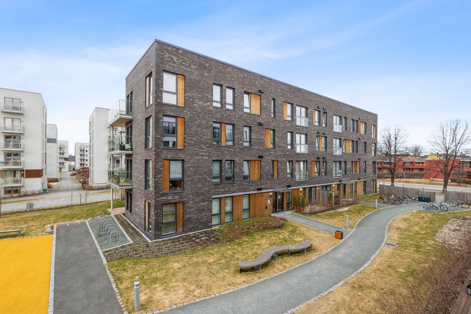 Leiligheten ligger fint til i 4. etasje i et moderne leilighetskompleks fra 2019. Galleribilde