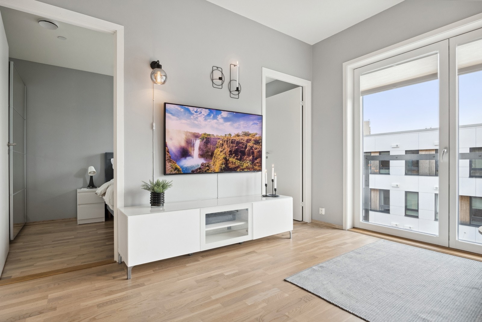 Stuen har god plass for sofagruppen, tv-benk og ytterligere møblering. Galleribilde