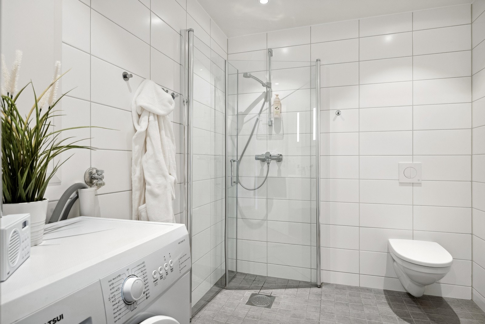 Badet har en delikat og tidsriktig utførelse og med downlights i himling og behagelig varme i gulv. Galleribilde