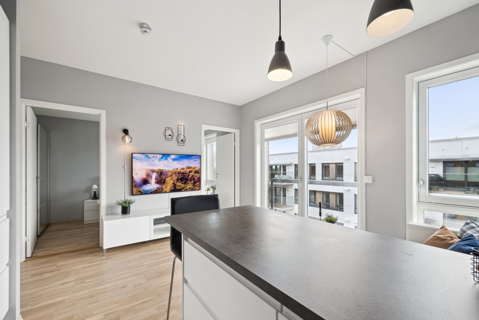 Leiligheten er møblert med en praktisk, frittstående kjøkkenøy fra IKEA med en sitteplass. Kjøkkenøya gir ekstra benkeplass og oppbevaring. Galleribilde