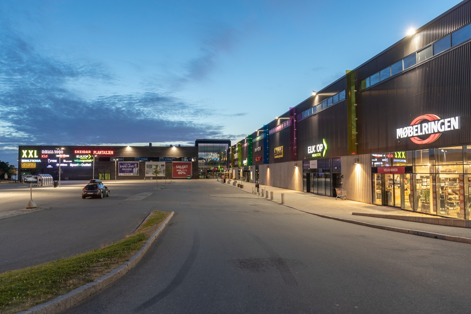 Like ved boligen finner man Lade Arena med en rekke større varekjeder innenfor matvare-, interiør-, elektro-, og sportssortiment, som blant annet Rema 1000, Elektroimportøren, Kid, Vitus apotek, Elkjøp og ikke minst Biltema. Galleribilde