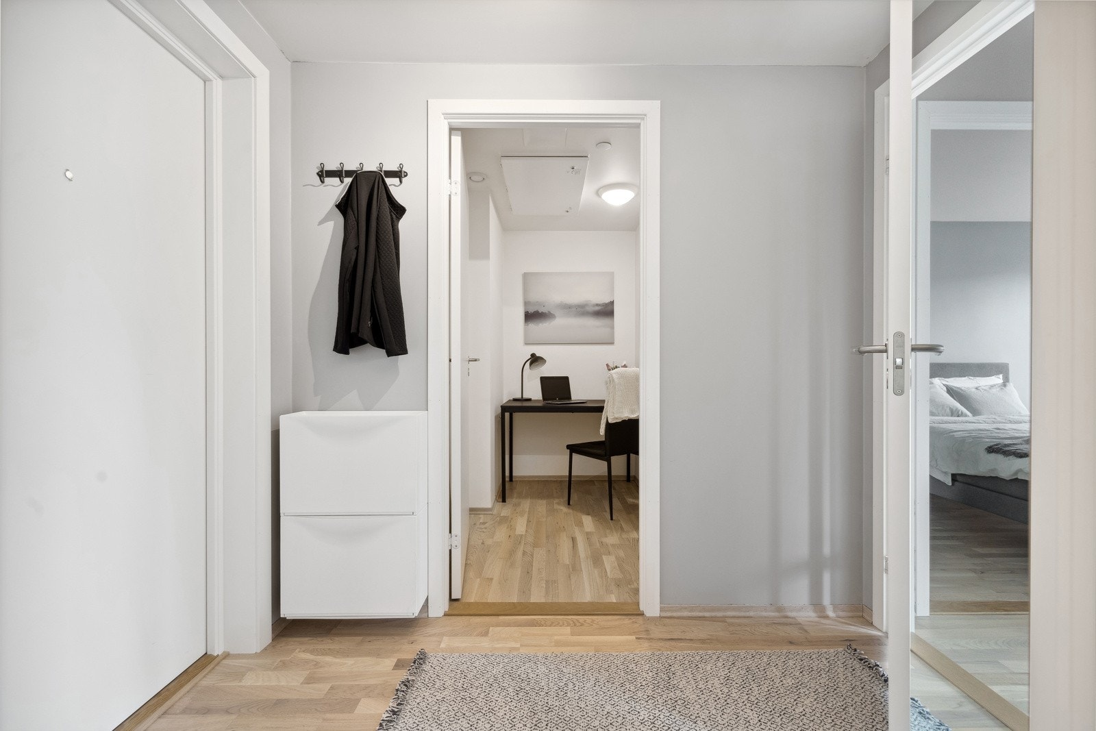 Gangen leder videre til bod, baderom og stue/kjøkken. Galleribilde