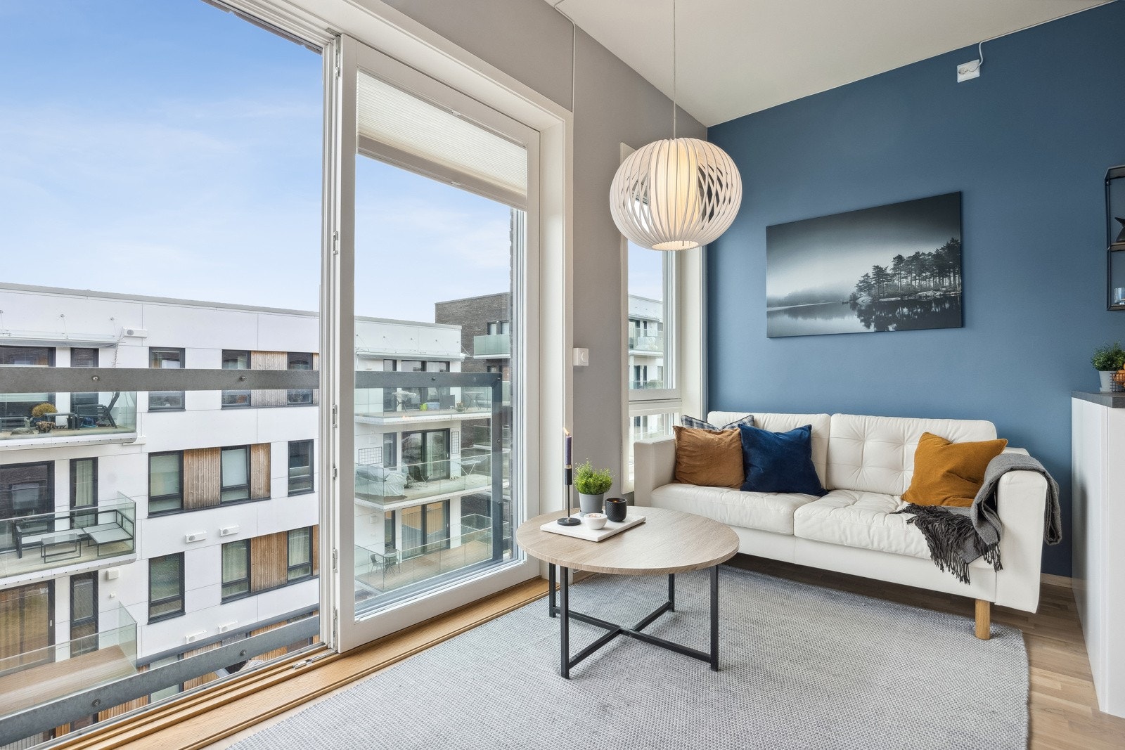 Leiligheten fremstår som moderne med kvalitetsmessige farge- og interiørvalg. Galleribilde