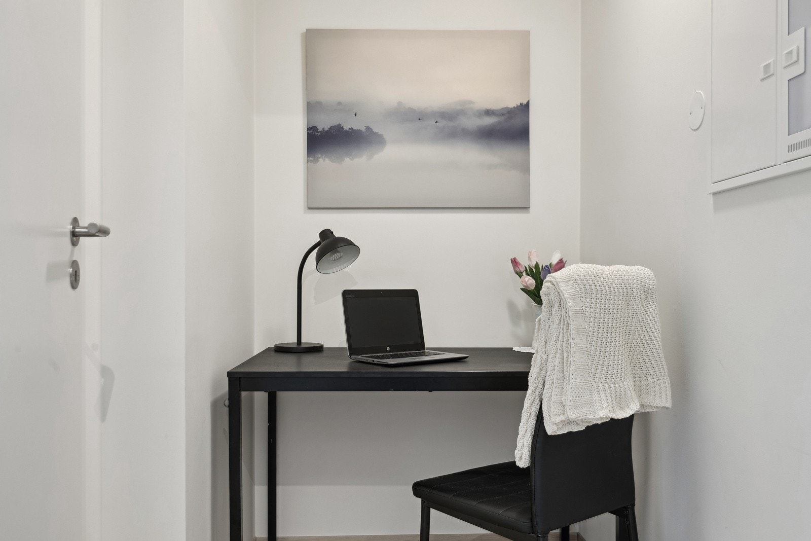 Boden er i dag innredet som kontor, men fungerer utmerket til oppbevaring av sko, yttertøy og annet utstyr. Galleribilde