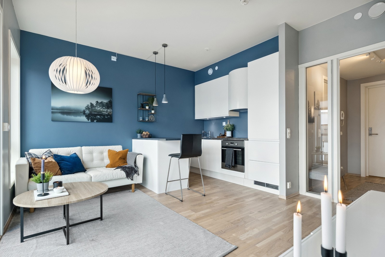 Praktisk og moderne kjøkken med innredning fra JKE. Galleribilde