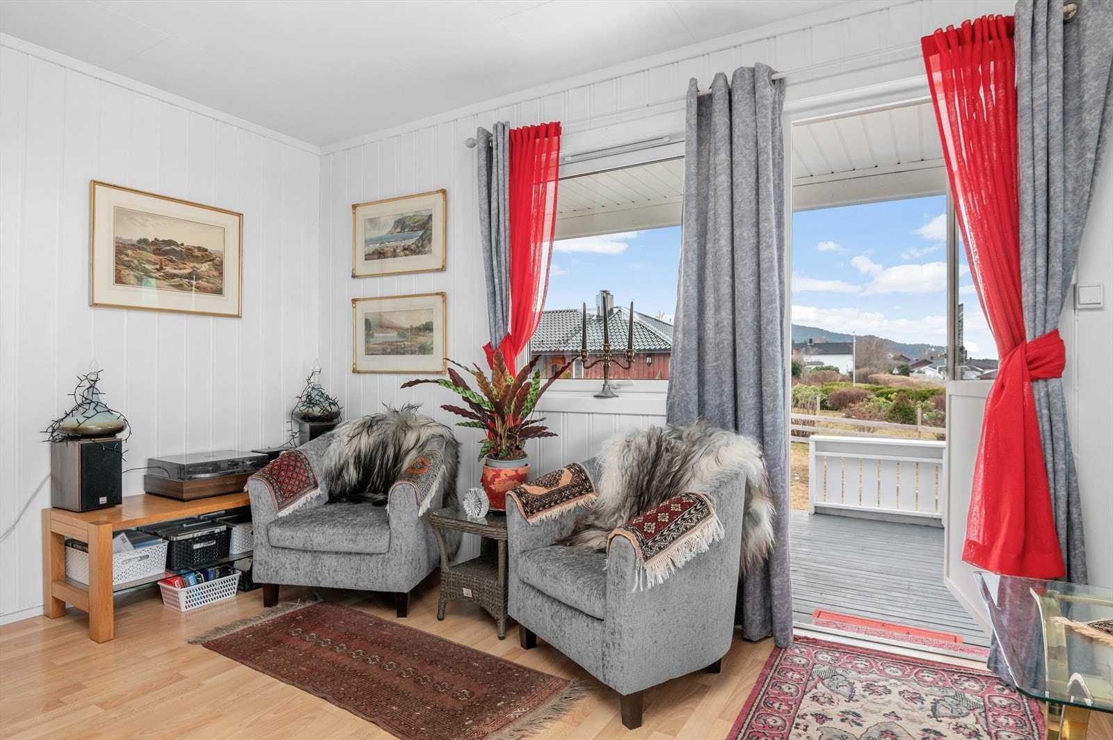 Fra stuen har man utgangen til en herlig terrasse og hage, i hagen har man plass til f.eks trampoline for barna. Galleribilde