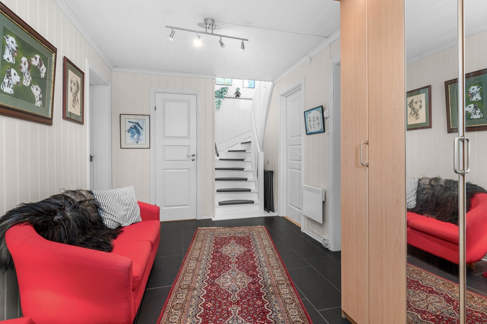 Tilliggende entreen er det to boder på henholdsvis 9,3 og 8,5 m² - perfekte for oppbevaring av yttertøy og utstyr. Galleribilde