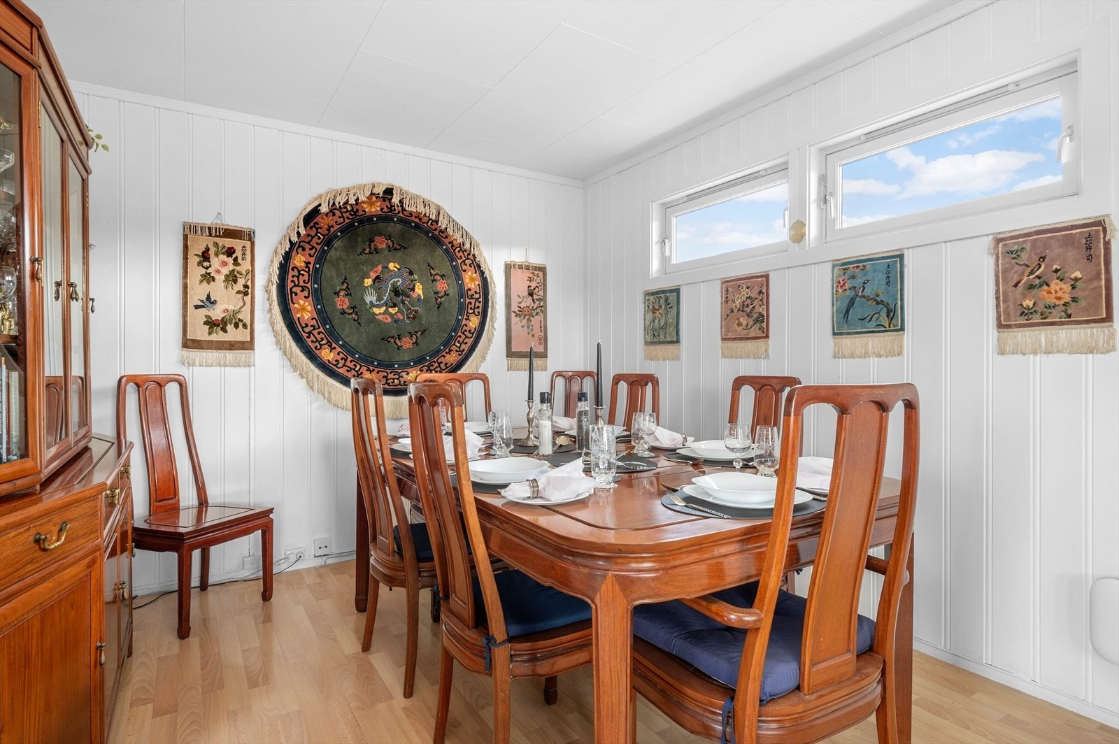 Spisestuen innbyr til hyggelige middager med familie og venner. Galleribilde