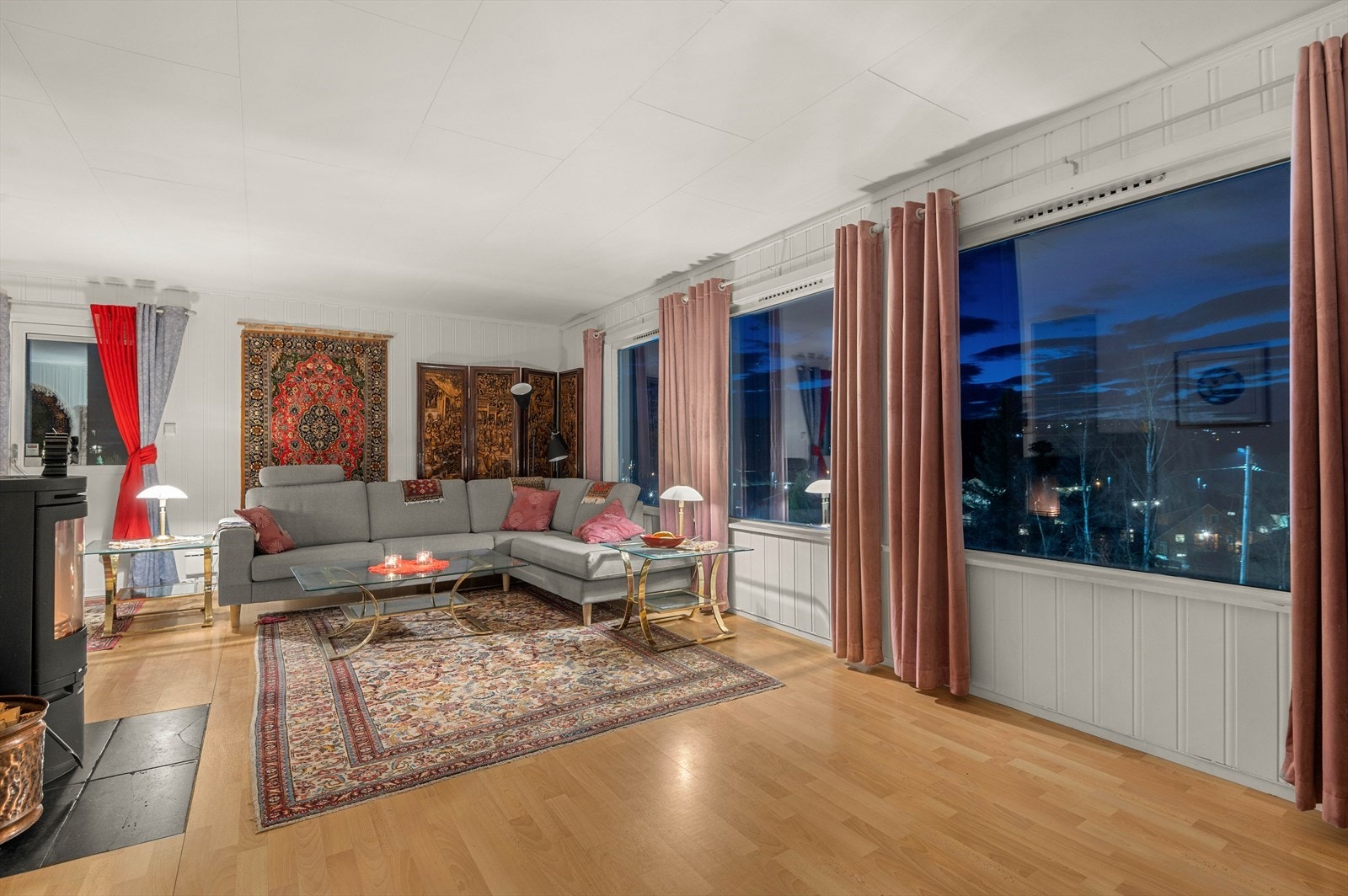 Stuen er pen med et areal på ca. 42 m², så her er det god plass til flere sittegrupper. Galleribilde