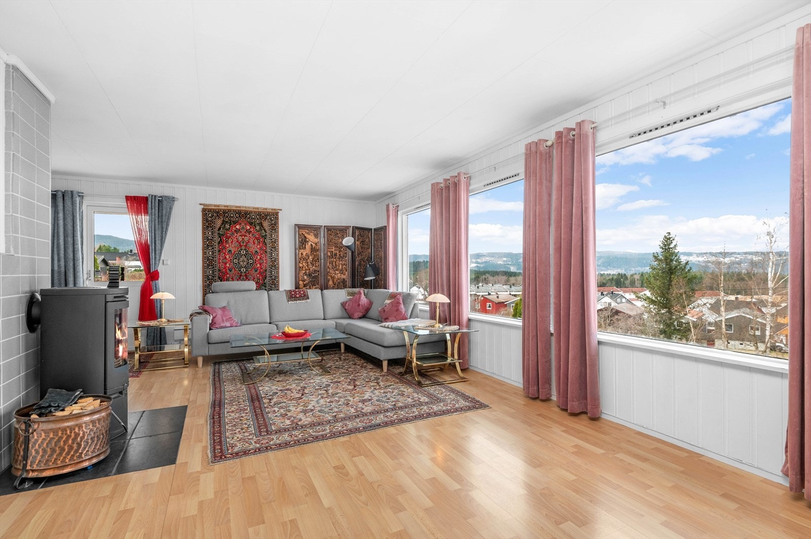 Omgivelsene rundt er landlige og barnevennlige, like ved busstopp, barneskole og fine rekreasjonsområder. Galleribilde