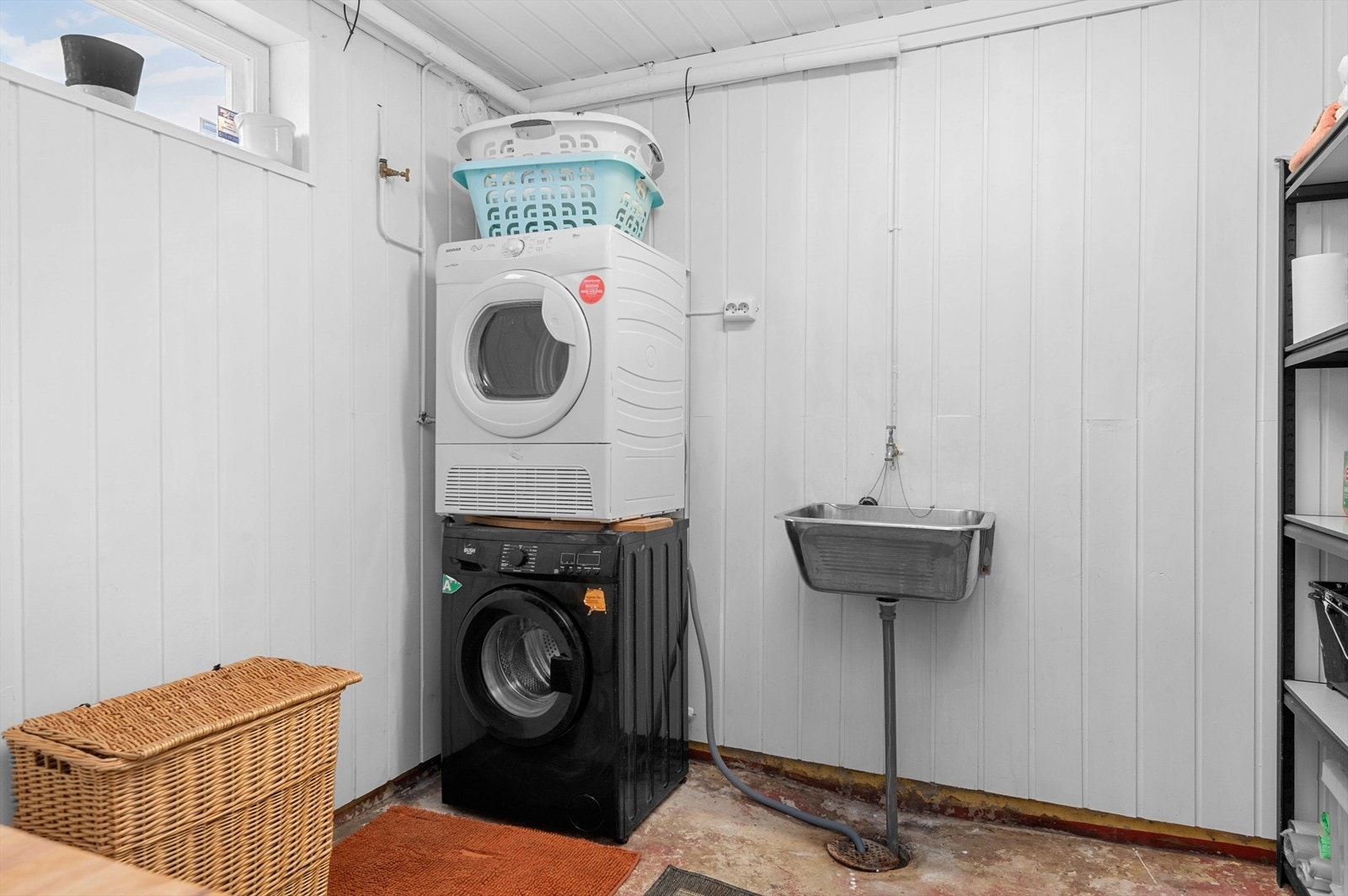 Boligen har et praktisk vaskerom på 7,7 m². Galleribilde