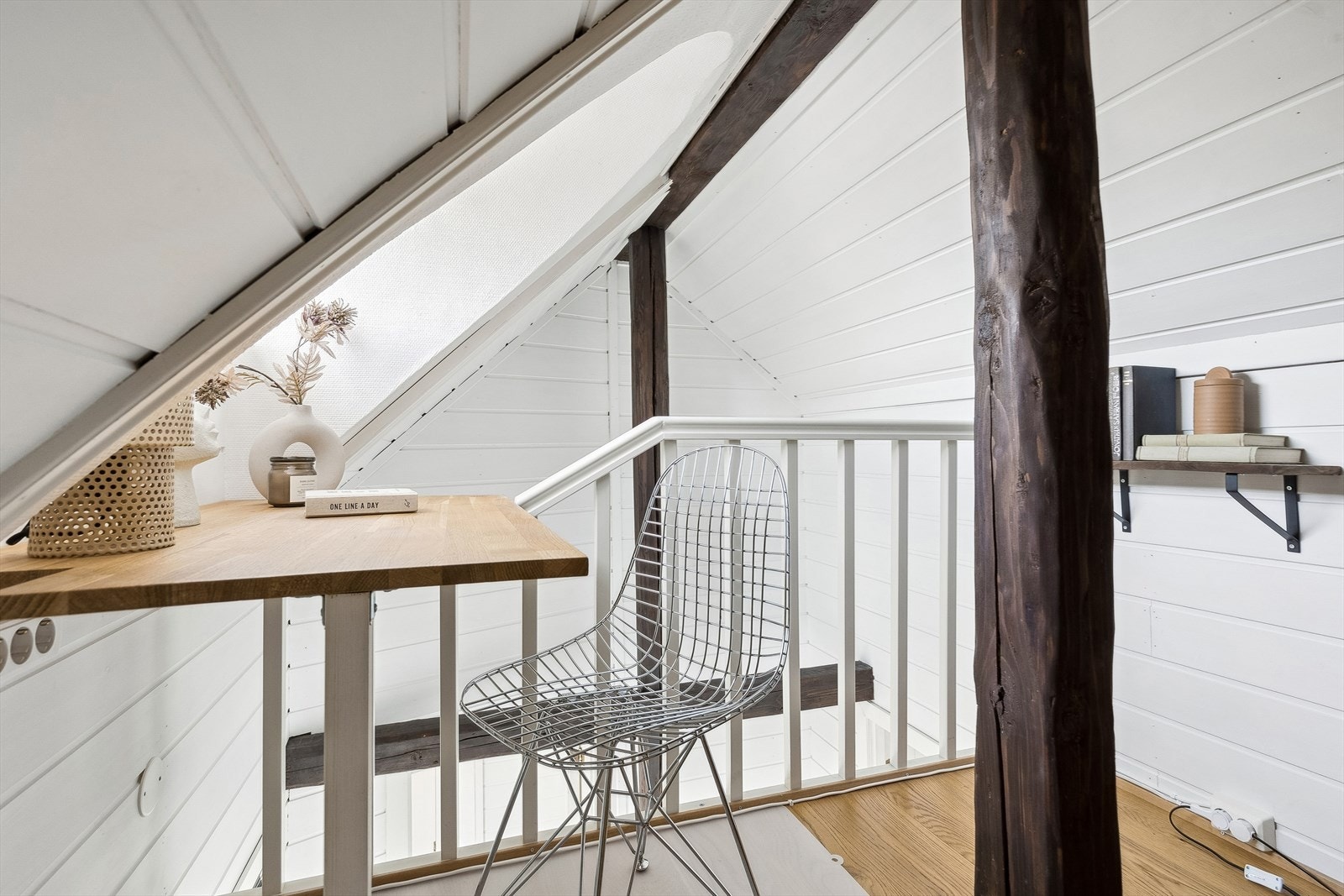 Den flotte hemsen egner seg perfekt som hjemmekontor Galleribilde