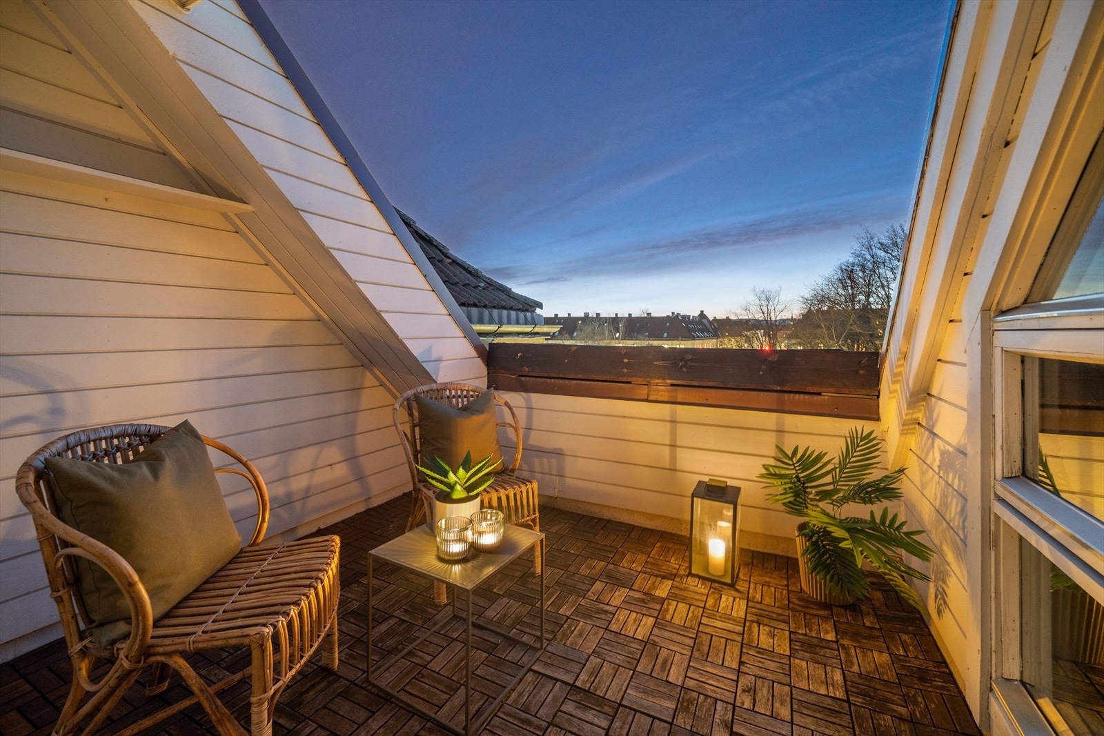 Her kan sene sommerkvelder nytes med venner og familie med noe godt på grillen, mens man skuer utover fargerike solnedganger Galleribilde