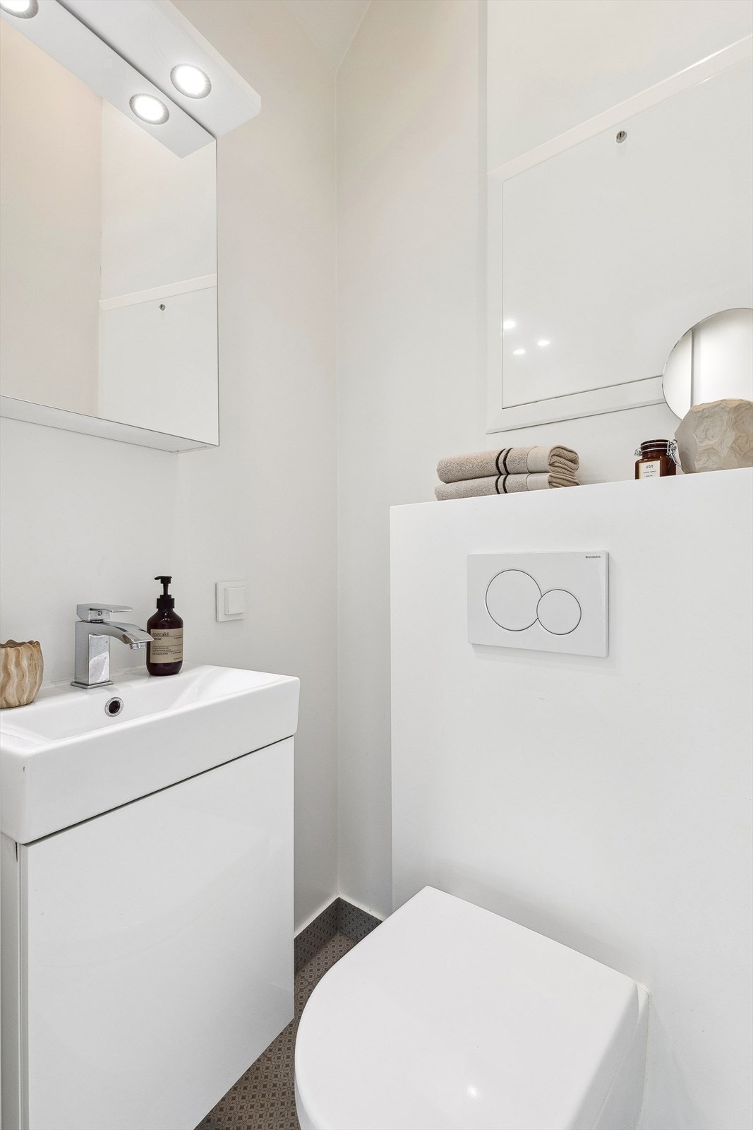 Her har man også tilgang på et separat toalett, noe som kan være meget praktisk i en hektisk hverdag når flere ønsker å bruke badet samtidig Galleribilde