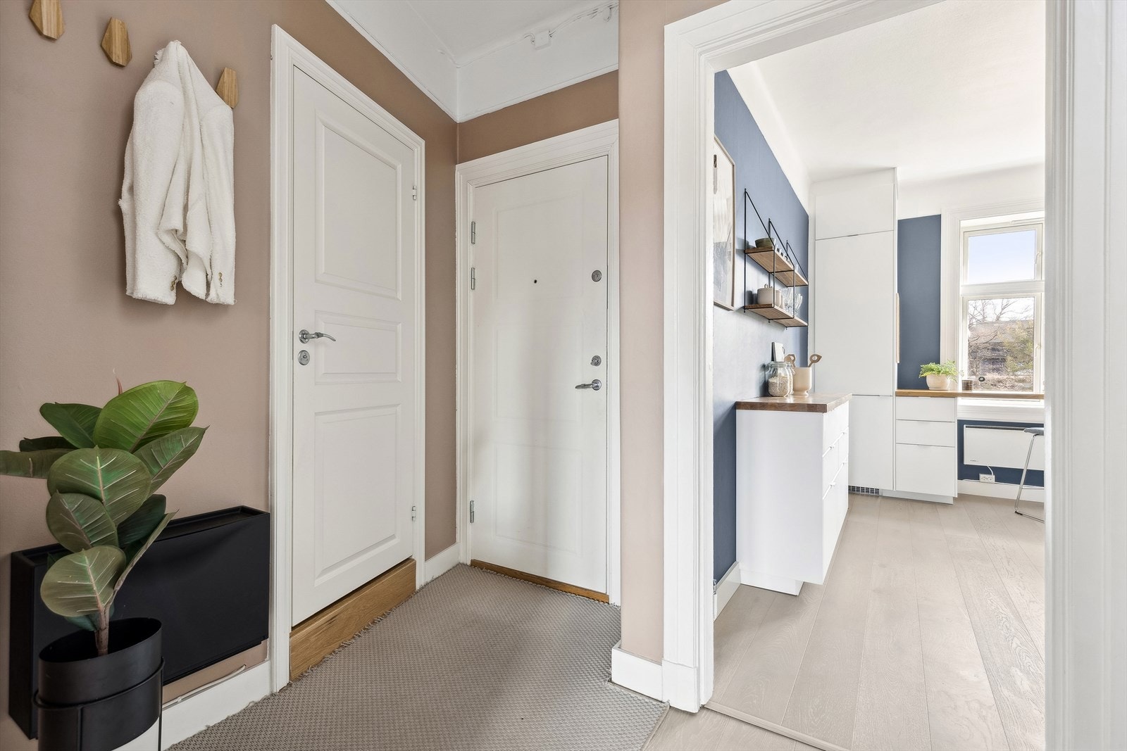 Her ble veggflatene i 2020 malt opp i en behagelig sandtone, mens gulvflatene består av stilren 1-stavs eikeparkett som ble lagt i 2019 Galleribilde