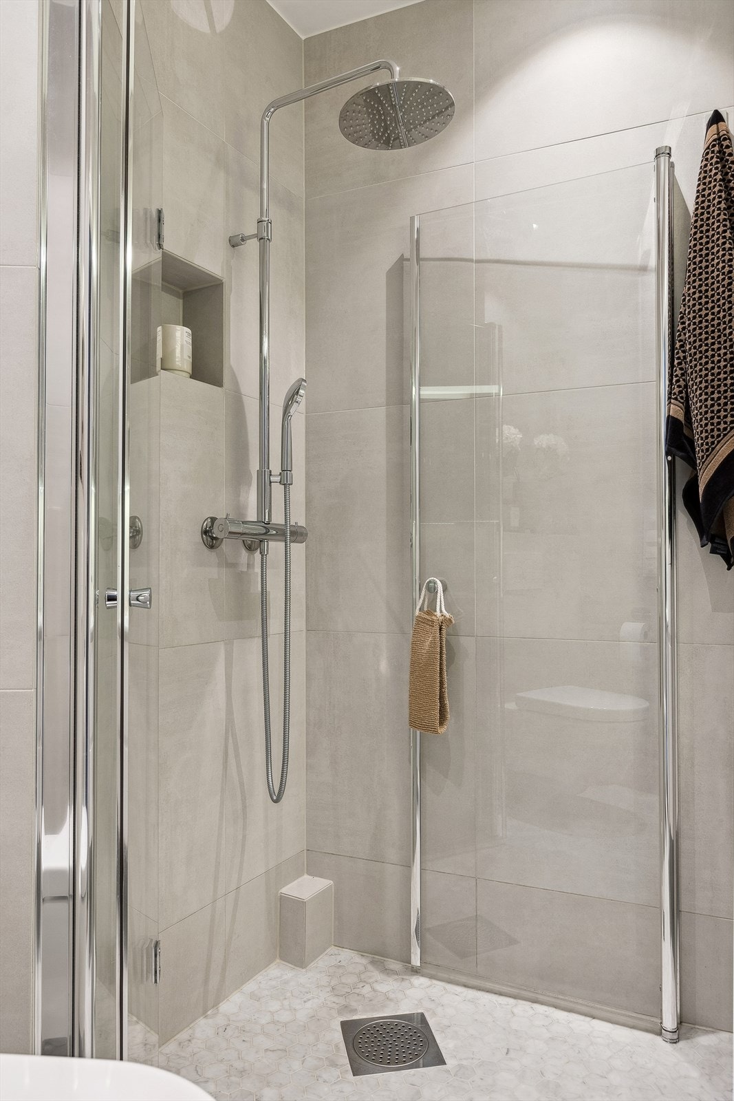 Badet har moderne baderomsinnredning med blant annet regnfallsdusj Galleribilde