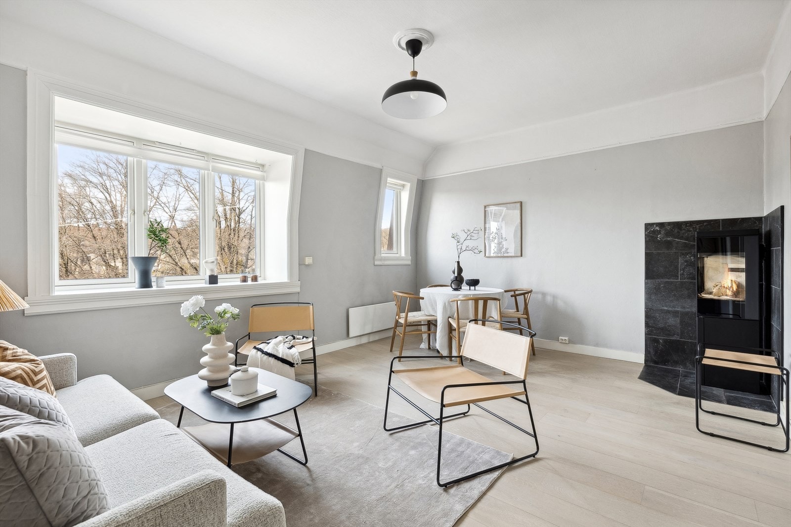 Svært lys og romslig stue, hvor veggflater er malt opp i en delikat gråtone, mens gulvflatene består av moderne 1-stavs eikeparkett, som også er gjennomgående i hele boligen Galleribilde