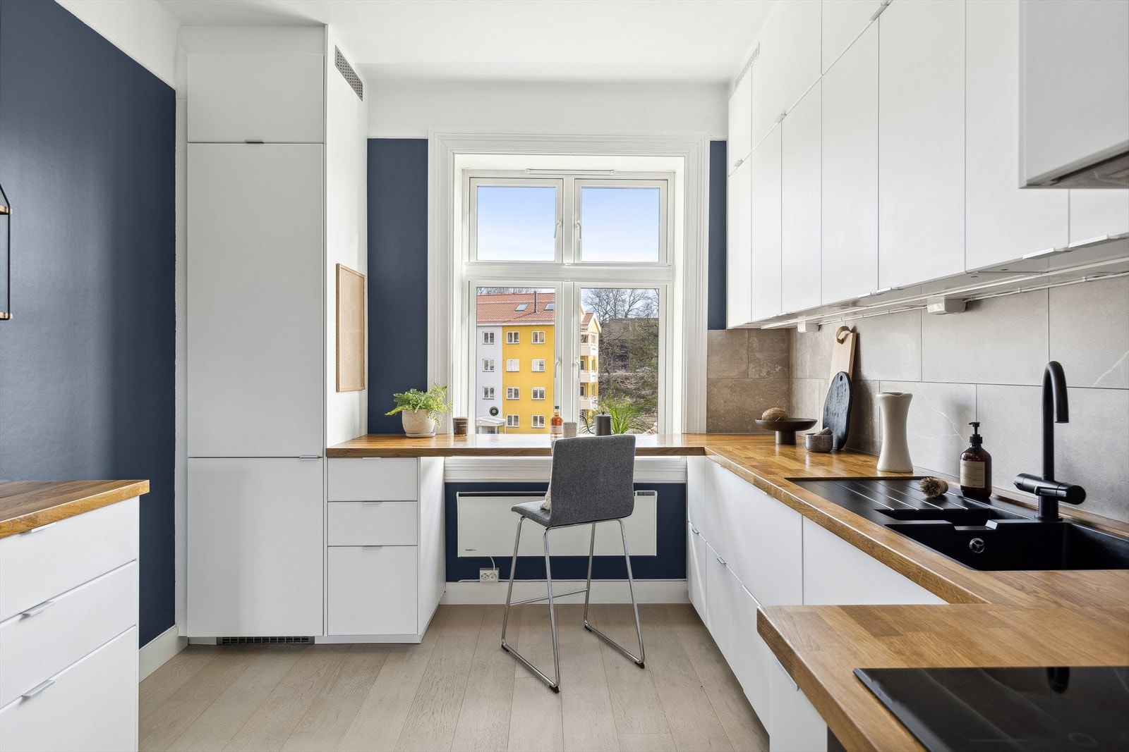 Kjøkkenet har rikelig med oppbevaringsplass i skuffer og skap, og den store kjøkkenbenken er som en drøm for de som liker å kokkelere! Galleribilde