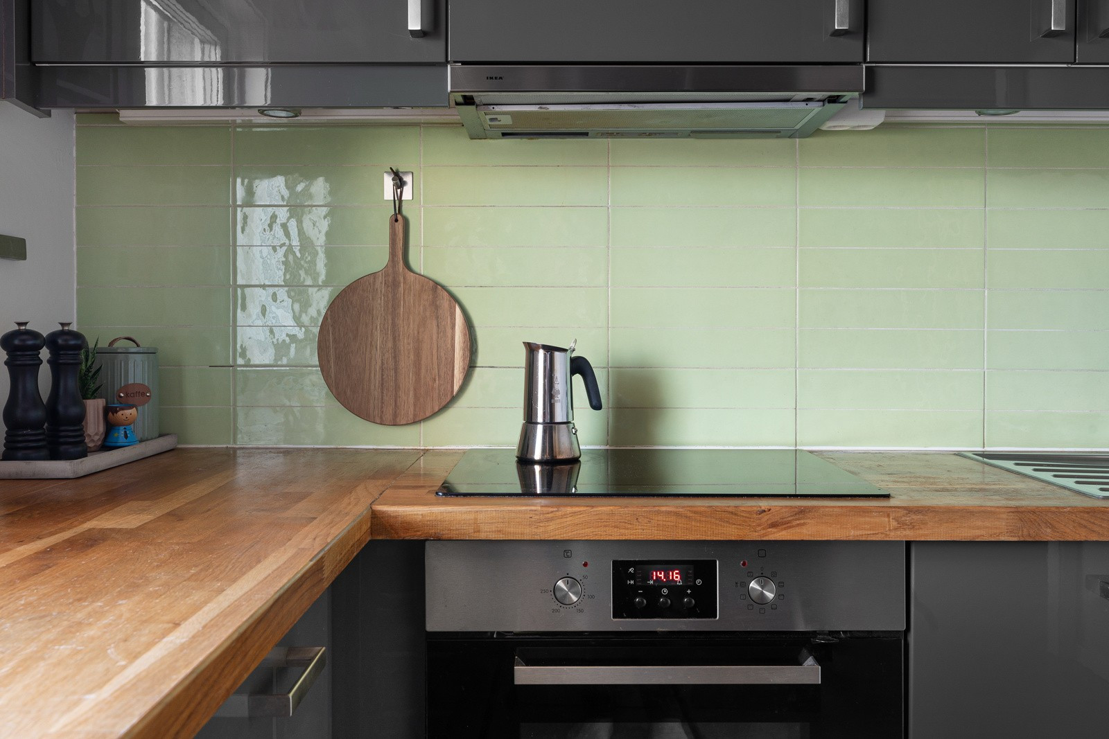 Kjøkkenet har integrert kjøl, stekeovn, koketopp og oppvaskmaskin.