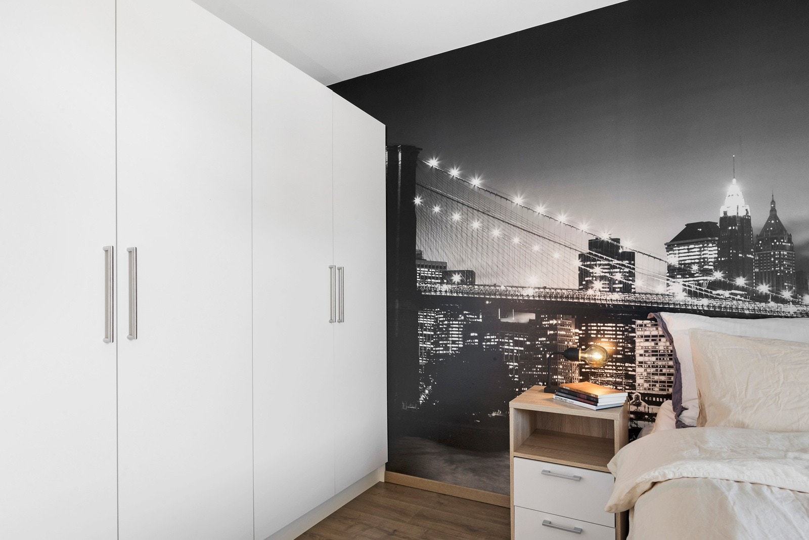 Her er det stor garderobe og god plass til dobbeltseng og nattbord. Galleribilde