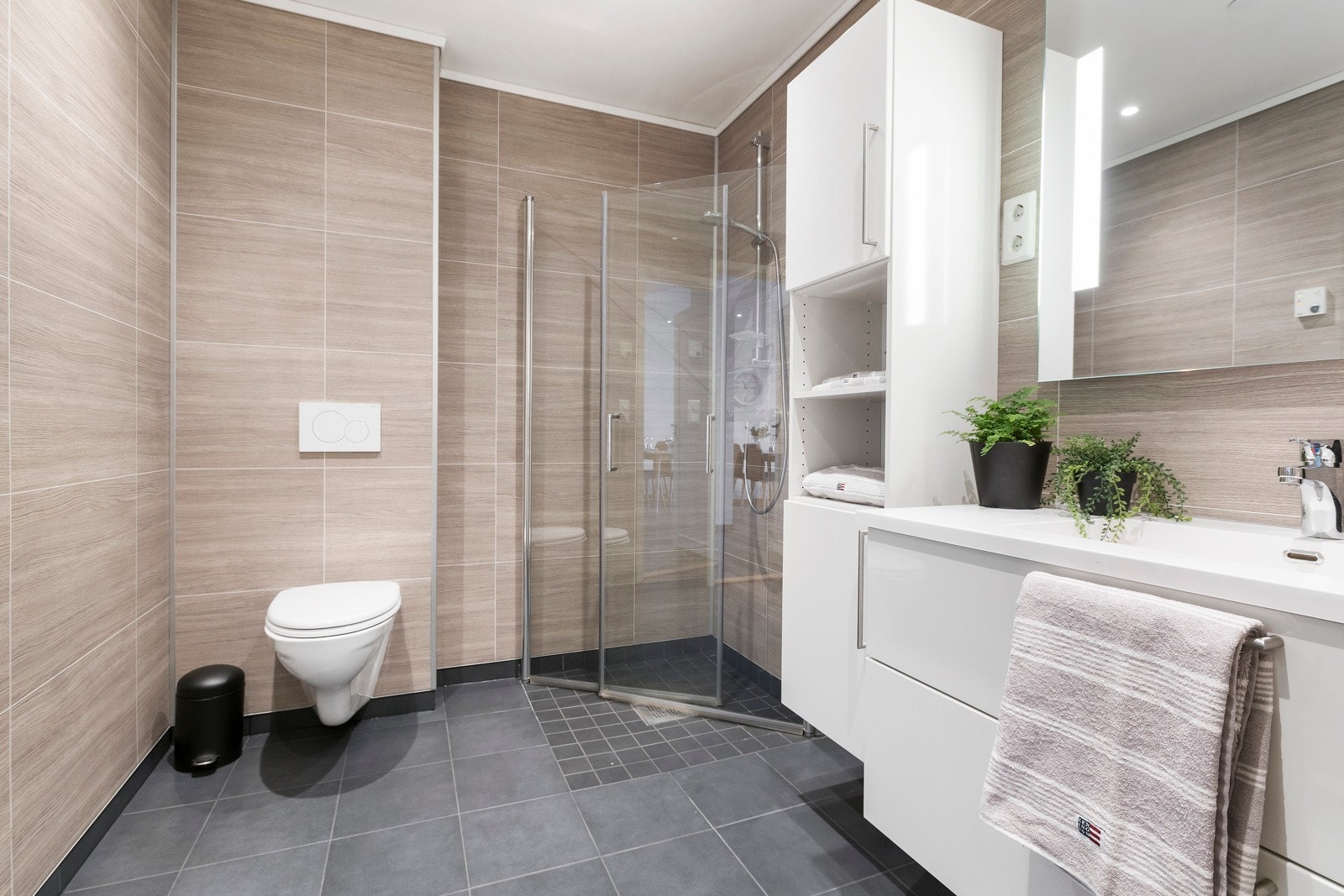 Badet er romsleg med moderne overflater. Galleribilde