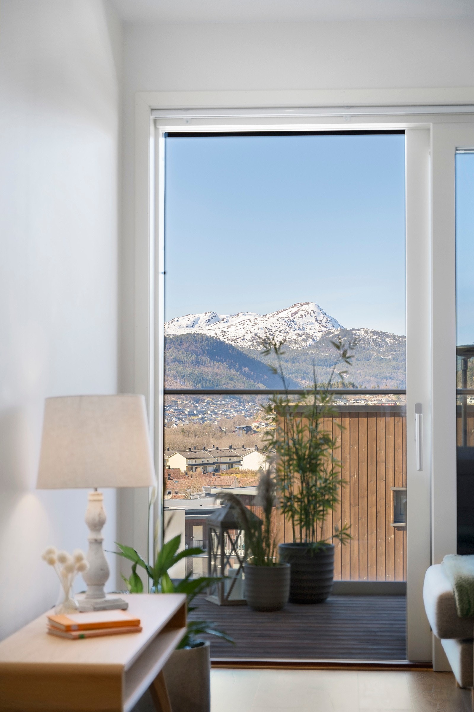 Leilegheita har luftig beliggenheit og fin plassering på enden. Galleribilde