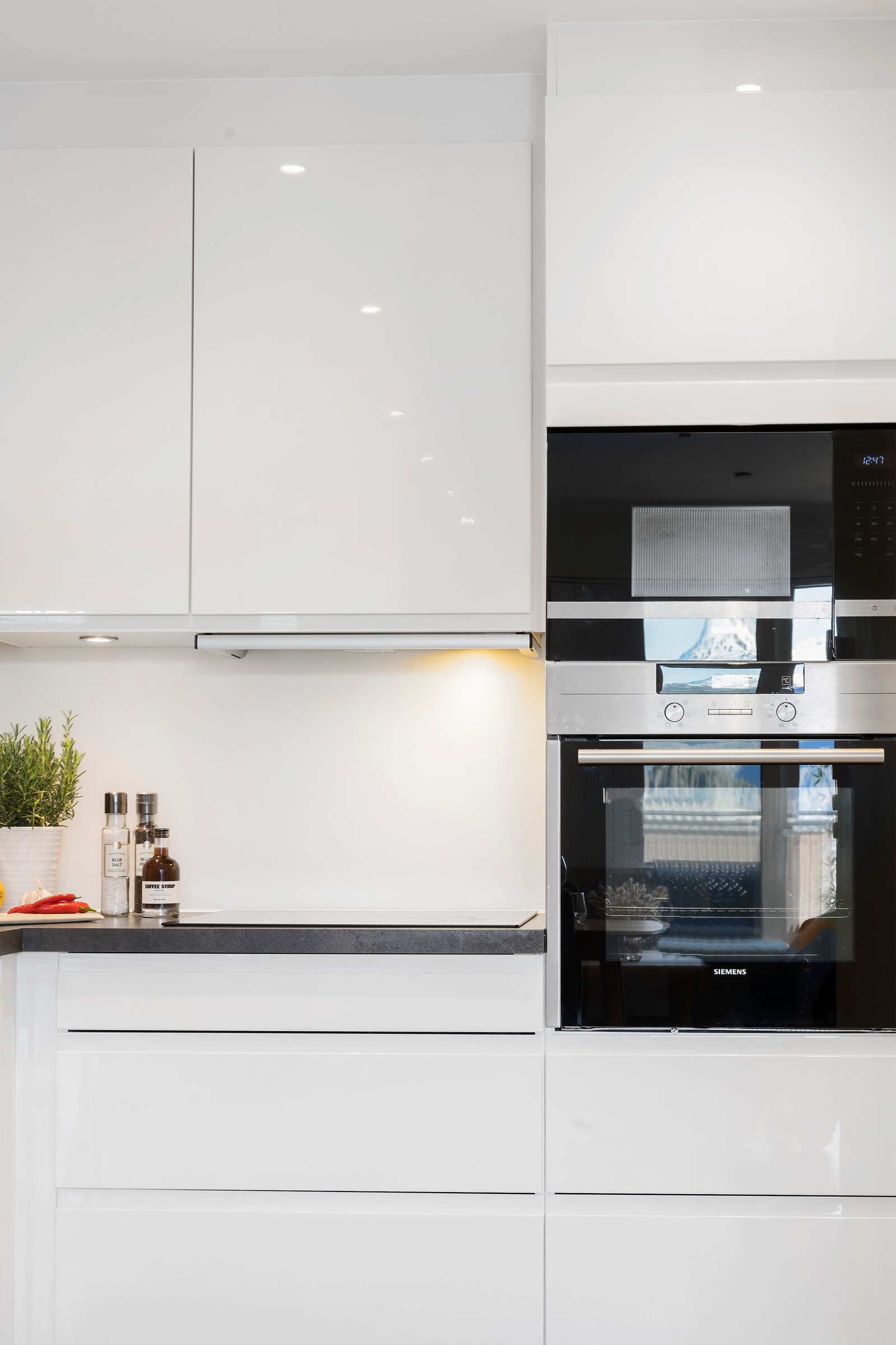 Innreiinga har slette frontar, laminert benkeplate og integrerte kvitevarer frå Siemens. Galleribilde