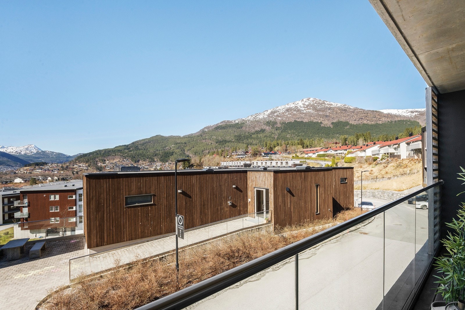 Rennebakkane er eit flott og velsteld bustadtun. Her er det asfalterte vegar og enkel tilkomst via heis. Galleribilde