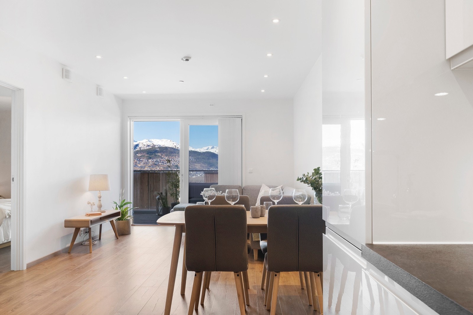 Frå kjøkkenet har du fin utsikt over opphaldsrommet og dalføret som kviler i bakgrunnen. Galleribilde