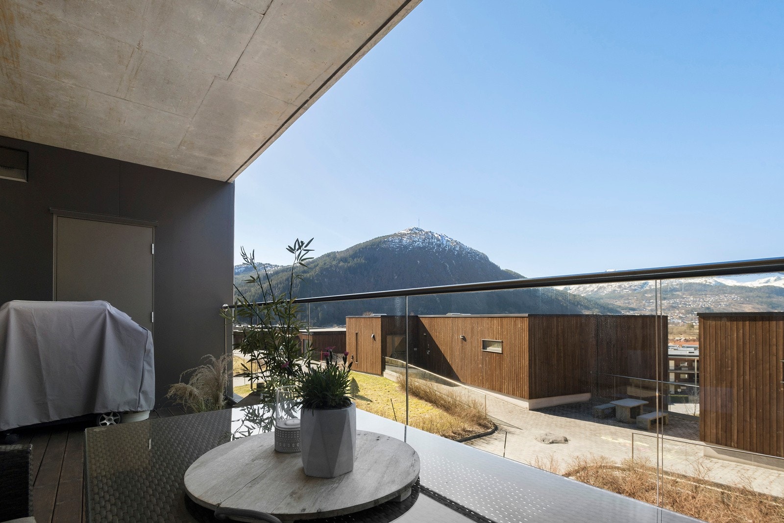 Skyvedør av glas ledar ut til vestvendt og overbygd veranda. Her er det gode soltilhøve på ettermiddag- og kveldstid. Galleribilde